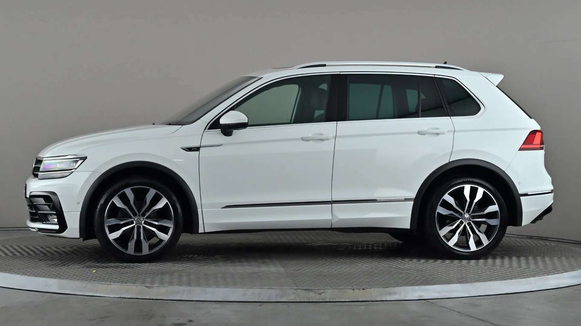 A 2020 VOLKSWAGEN TIGUAN 2.0 TDi 150 4Motion R-Line Tech DSG A 2020 VOLKSWAGEN TIGUAN 2.0 TDi 150 4Motion R-Line Tech DSG