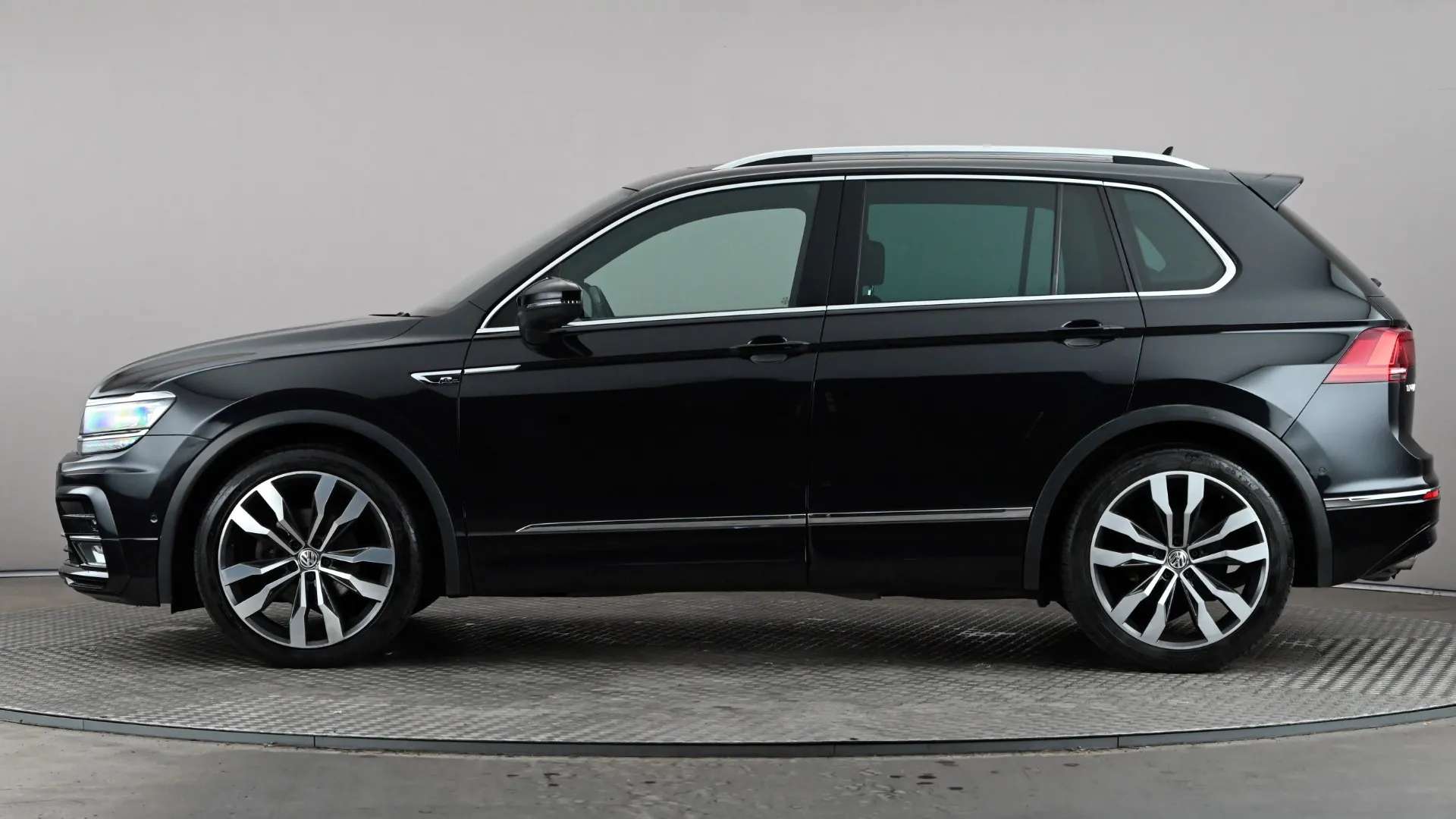 A 2019 VOLKSWAGEN TIGUAN 2.0 TDi 150 R-Line Tech DSG A 2019 VOLKSWAGEN TIGUAN 2.0 TDi 150 R-Line Tech DSG