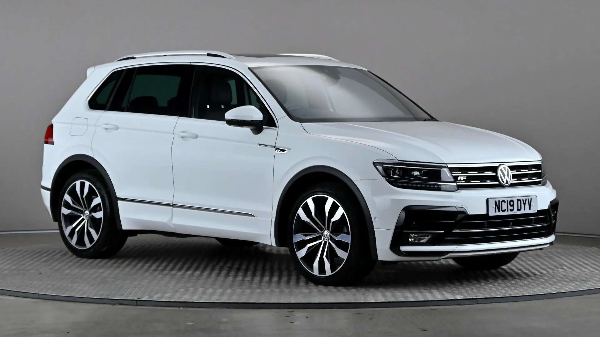 A 2019 VOLKSWAGEN TIGUAN 2.0 TDi 150 4Motion R-Line Tech DSG A 2019 VOLKSWAGEN TIGUAN 2.0 TDi 150 4Motion R-Line Tech DSG