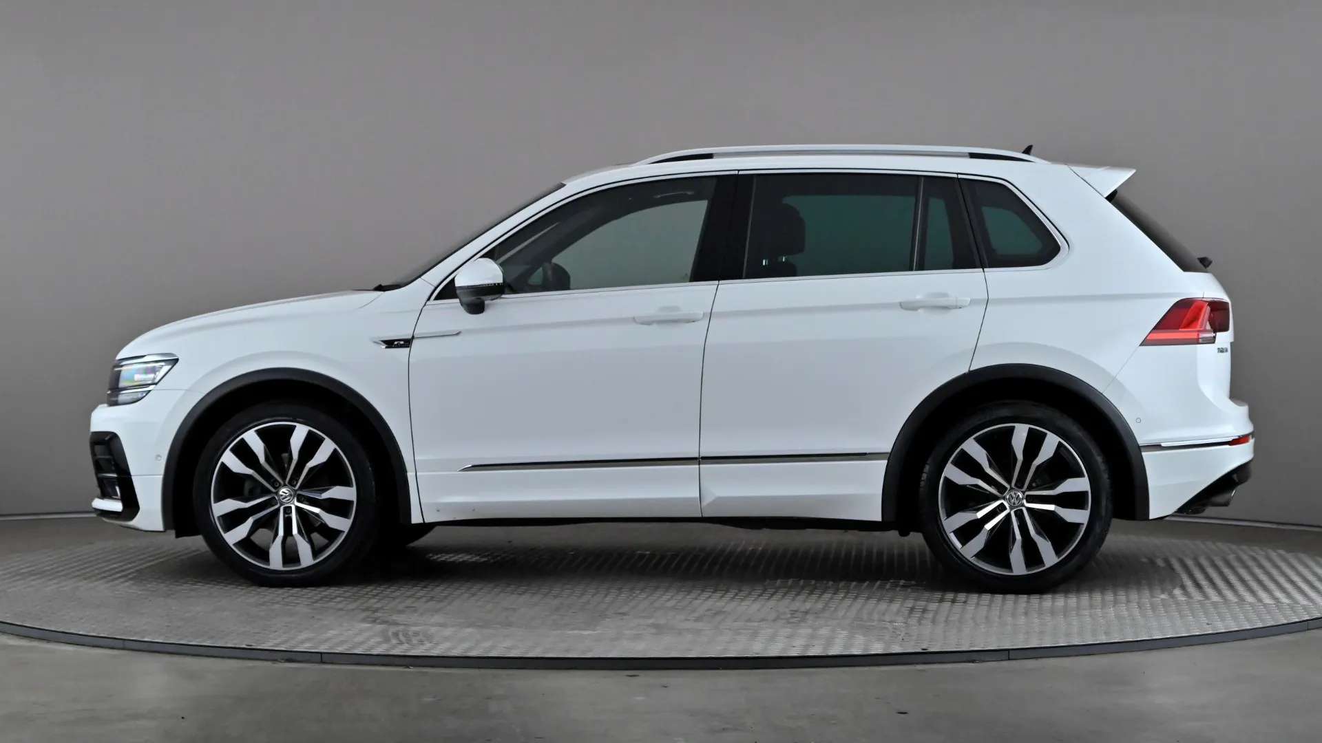 A 2019 VOLKSWAGEN TIGUAN 2.0 TDi 150 4Motion R-Line Tech DSG A 2019 VOLKSWAGEN TIGUAN 2.0 TDi 150 4Motion R-Line Tech DSG