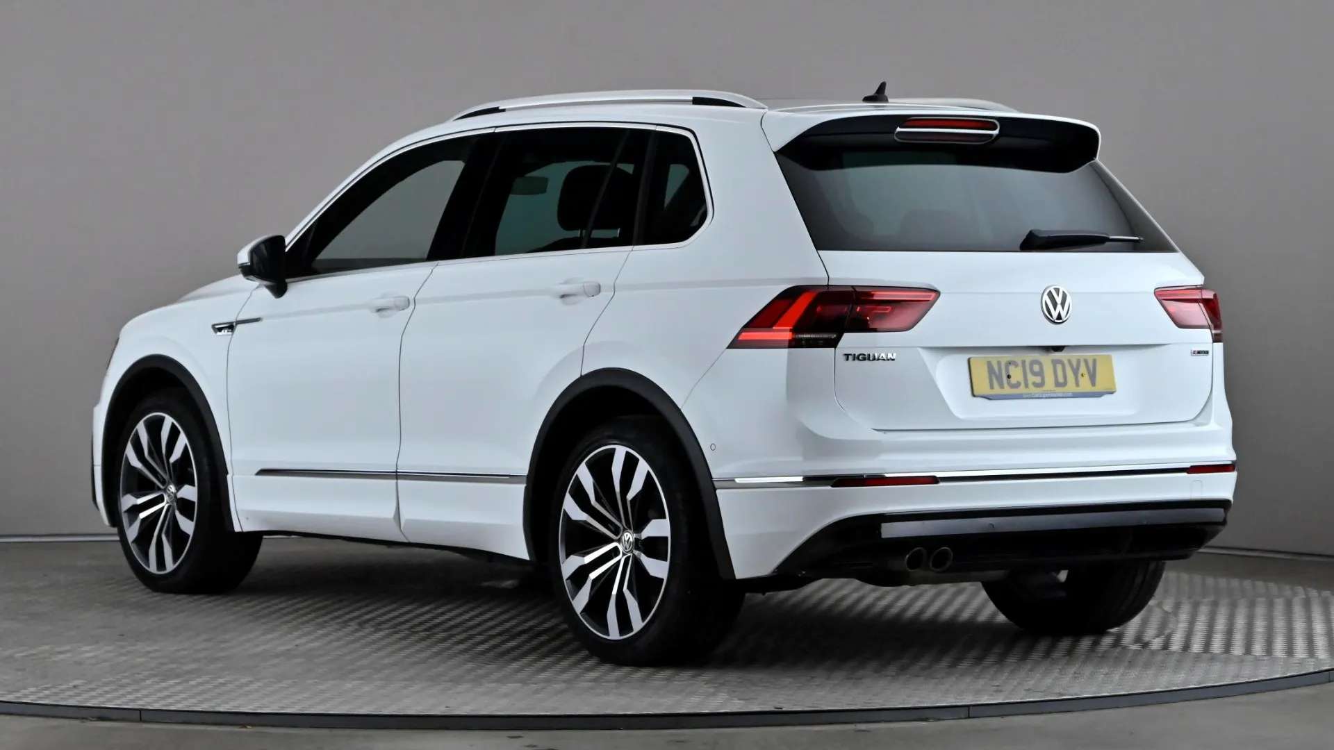 A 2019 VOLKSWAGEN TIGUAN 2.0 TDi 150 4Motion R-Line Tech DSG A 2019 VOLKSWAGEN TIGUAN 2.0 TDi 150 4Motion R-Line Tech DSG