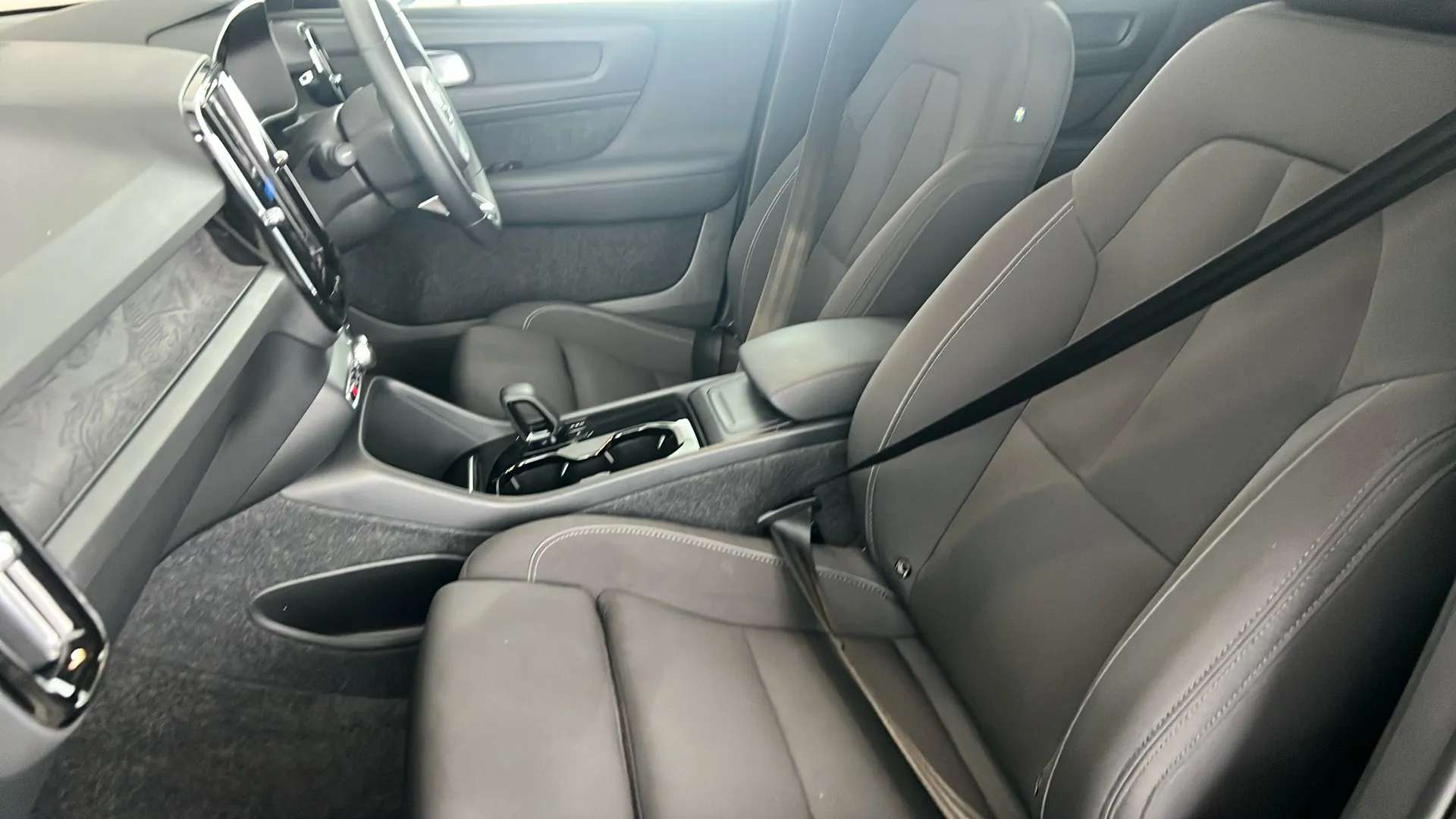 2023 VOLVO C40 2023 VOLVO C40