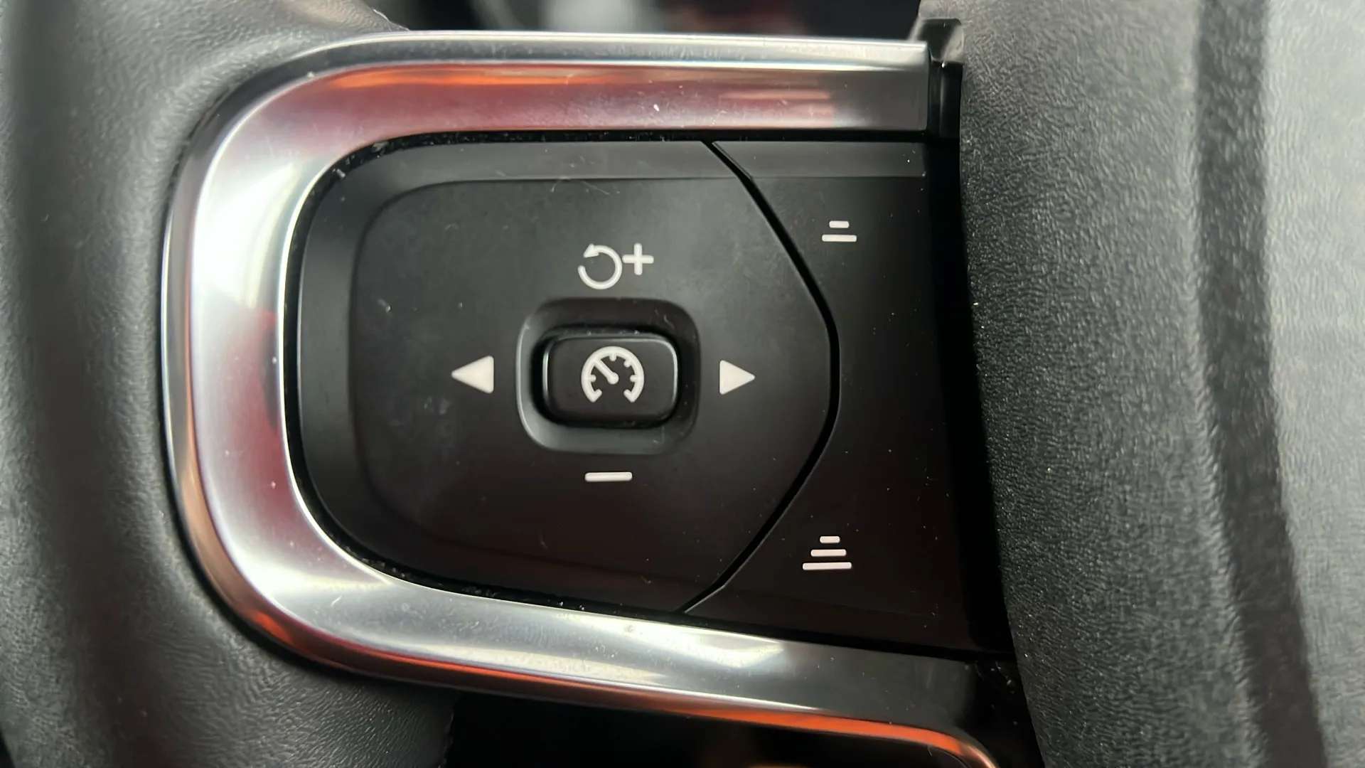 2023 VOLVO C40 2023 VOLVO C40