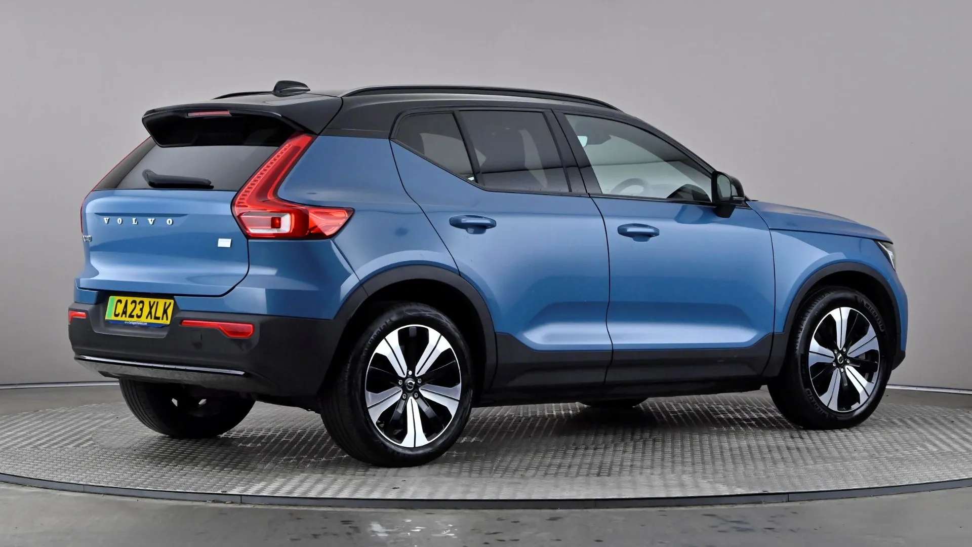 2023 VOLVO XC40 2023 VOLVO XC40