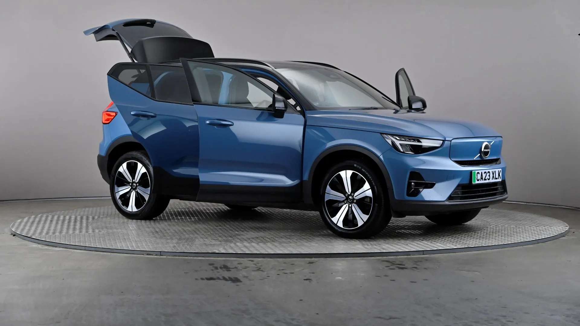 2023 VOLVO XC40 2023 VOLVO XC40