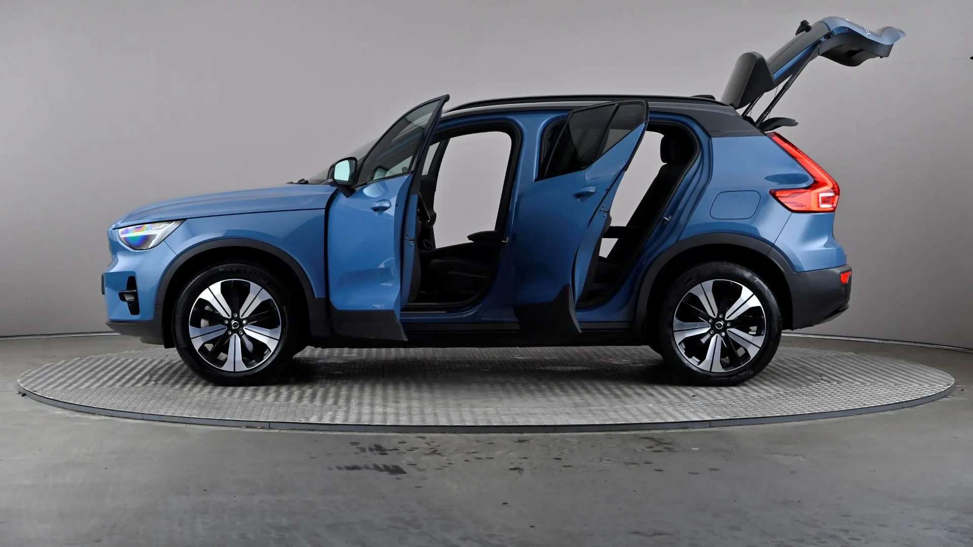2023 VOLVO XC40 2023 VOLVO XC40