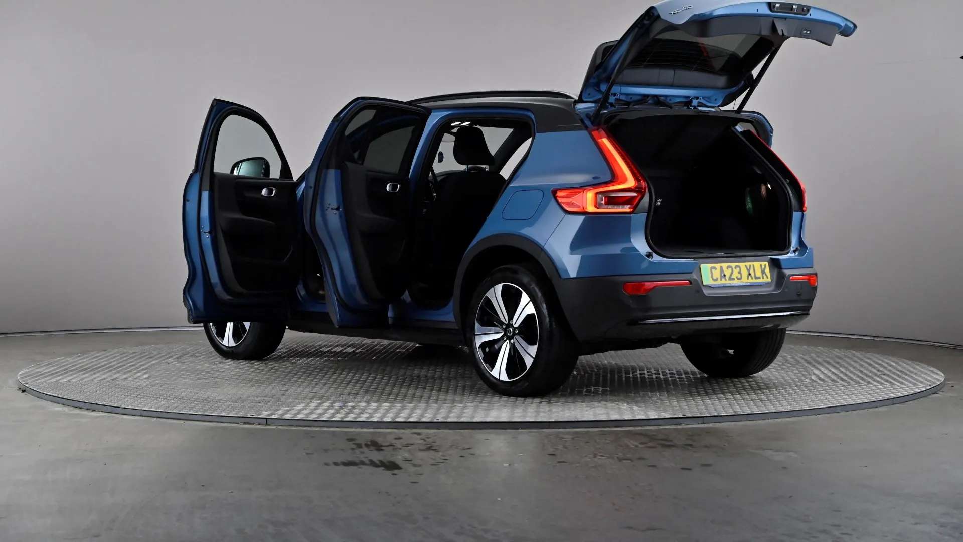 2023 VOLVO XC40 2023 VOLVO XC40