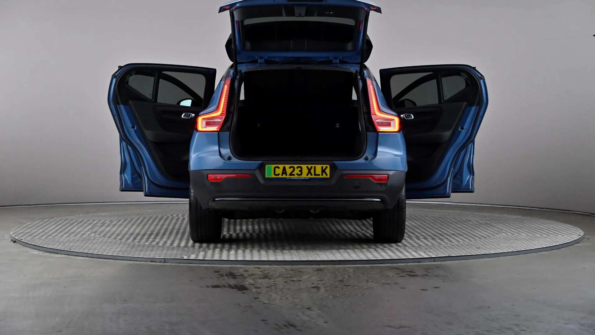 2023 VOLVO XC40 2023 VOLVO XC40