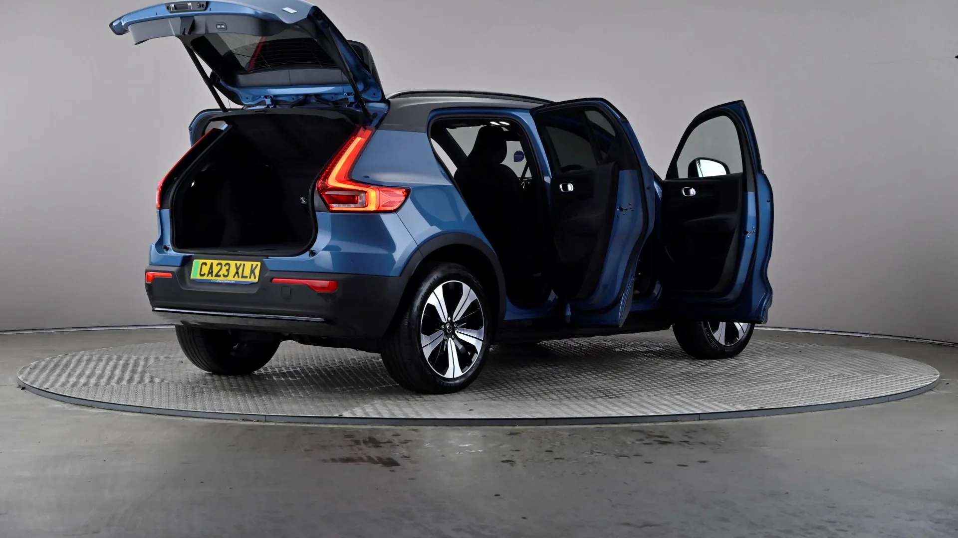 2023 VOLVO XC40 2023 VOLVO XC40