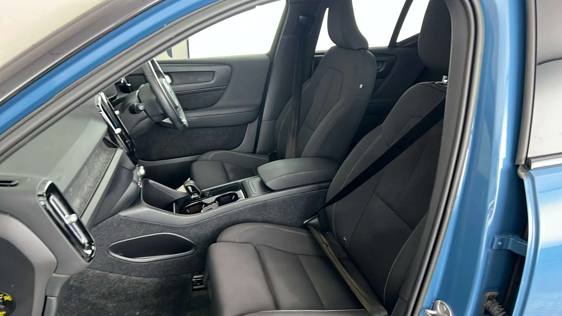 2023 VOLVO XC40 2023 VOLVO XC40