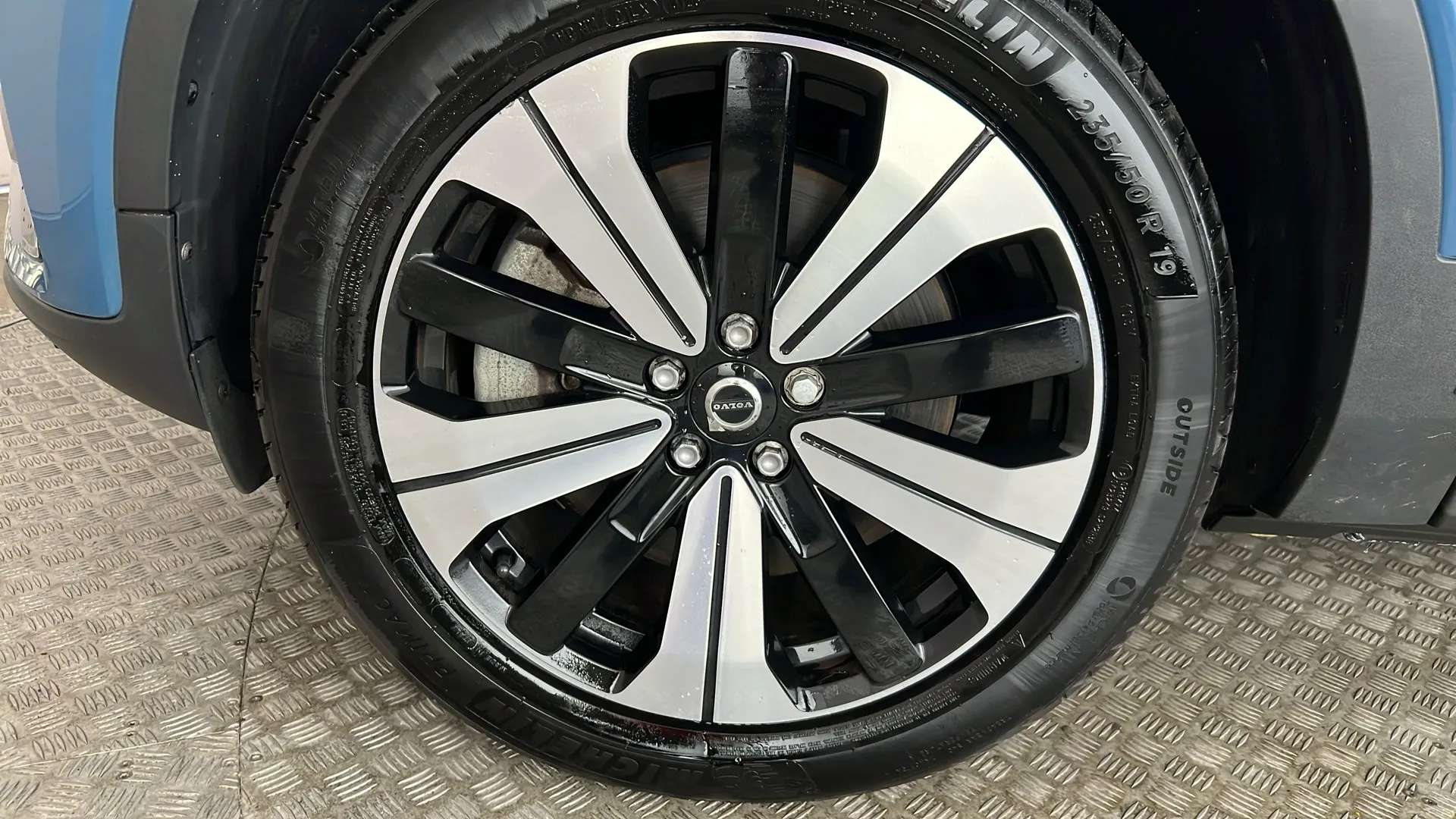 2023 VOLVO XC40 2023 VOLVO XC40