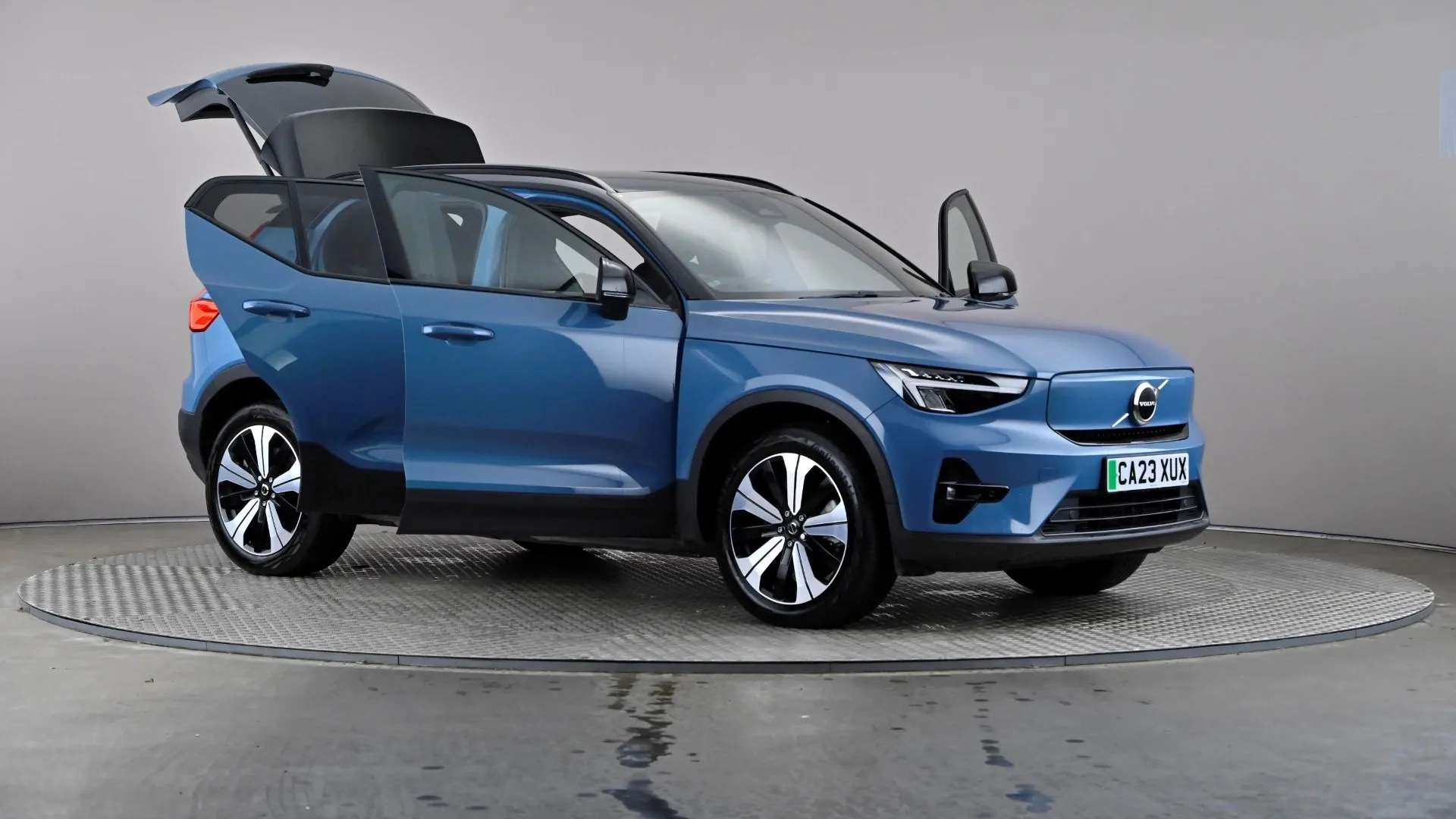 2023 VOLVO XC40 2023 VOLVO XC40