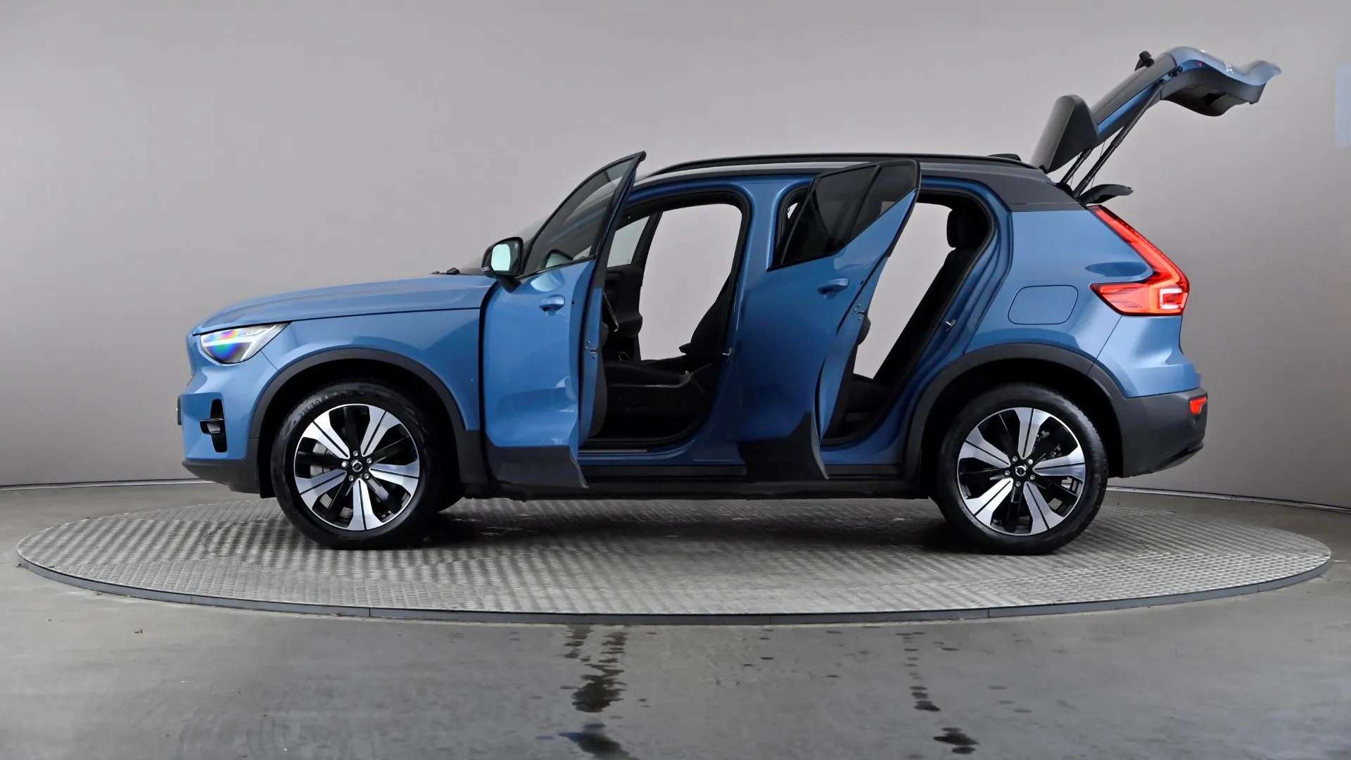 2023 VOLVO XC40 2023 VOLVO XC40