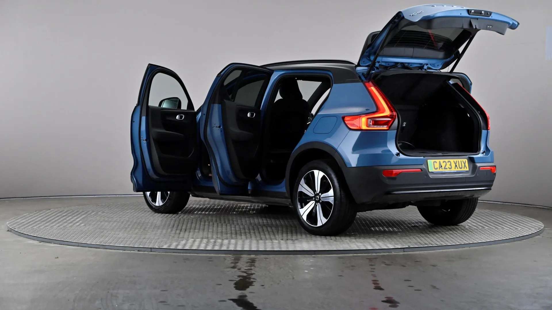 2023 VOLVO XC40 2023 VOLVO XC40