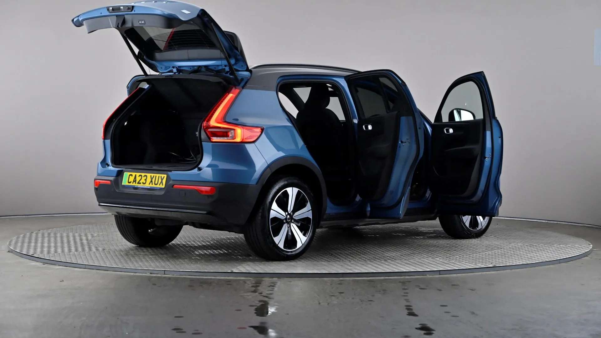 2023 VOLVO XC40 2023 VOLVO XC40