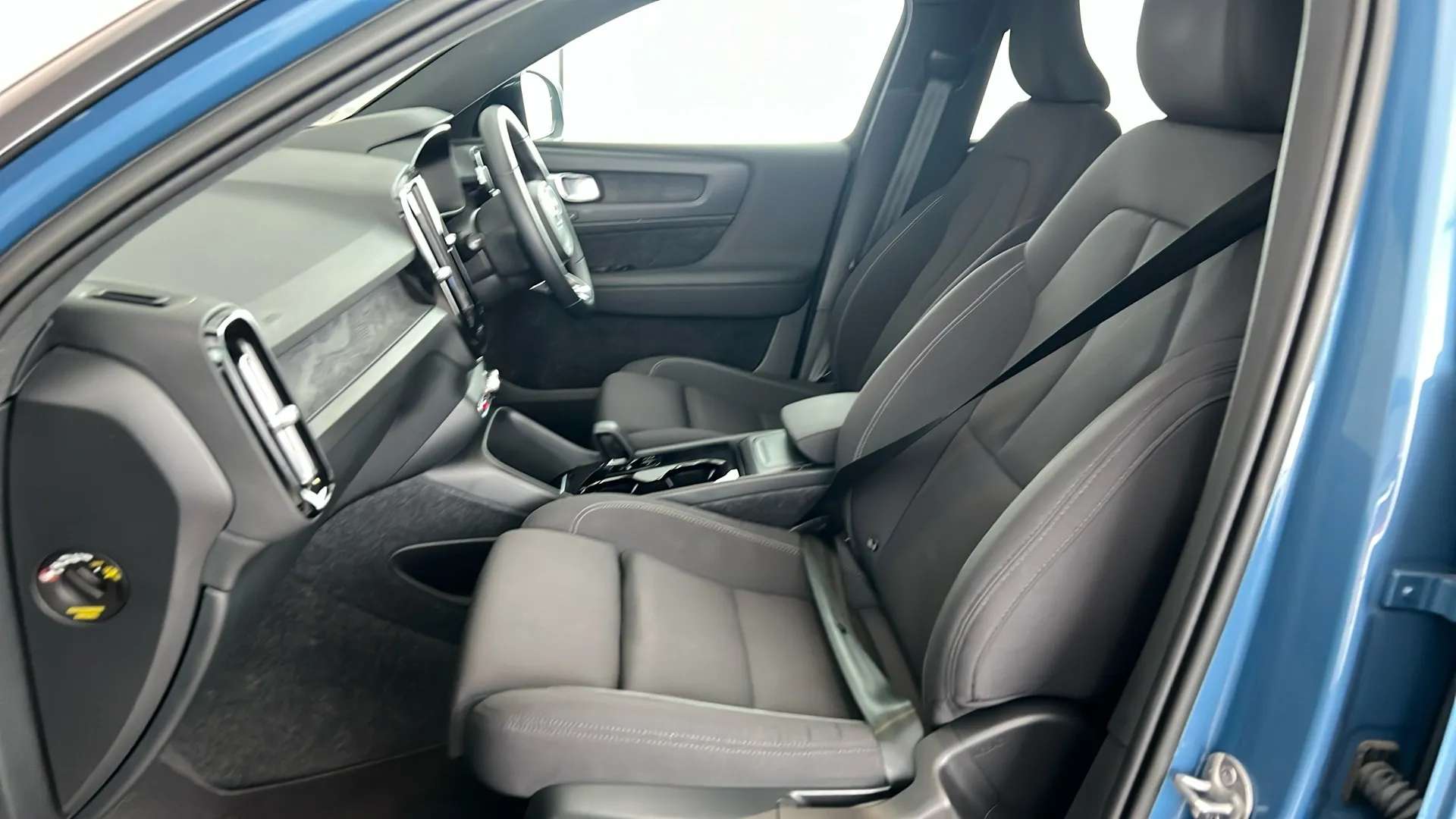 2023 VOLVO XC40 2023 VOLVO XC40