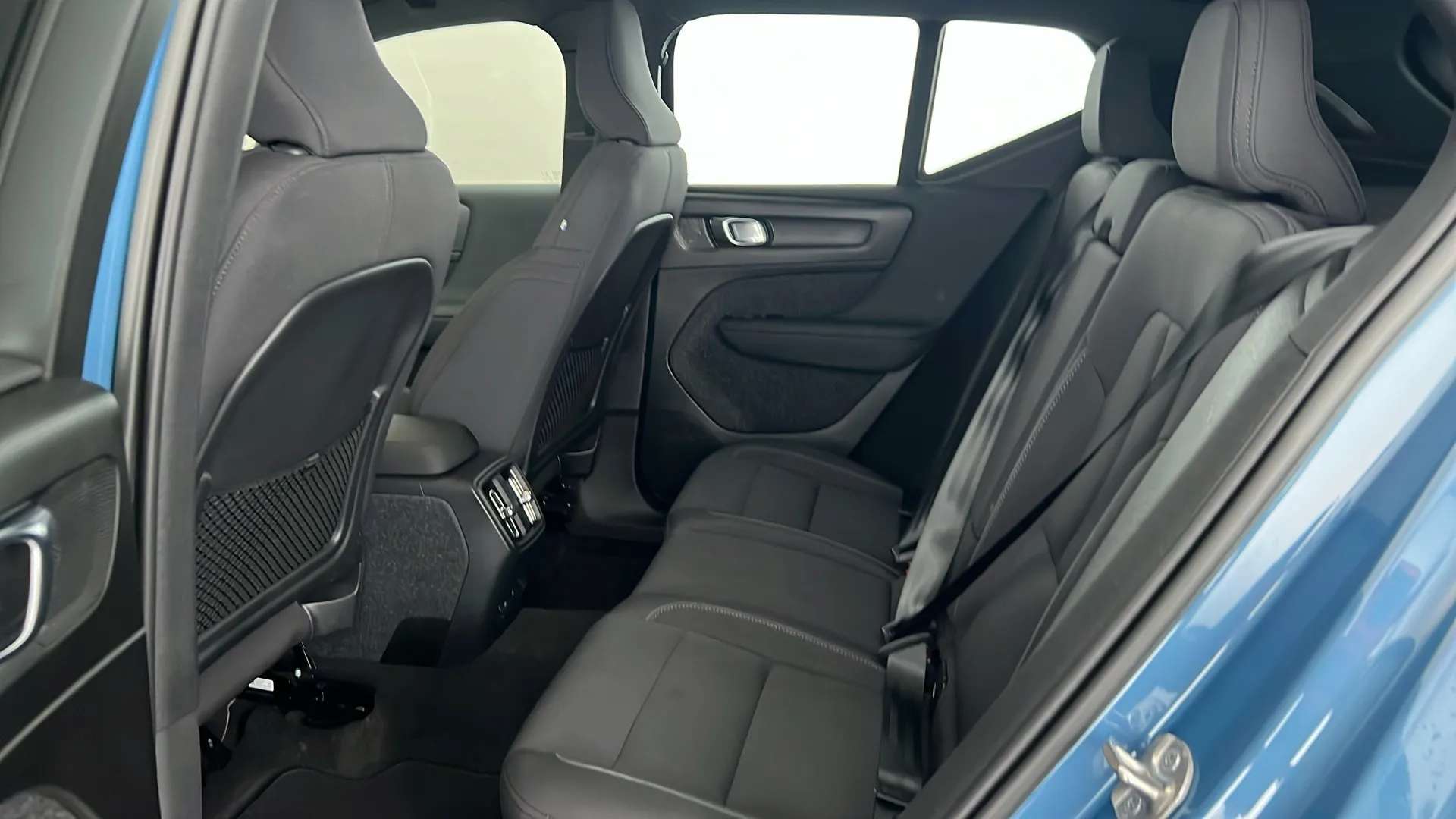 2023 VOLVO XC40 2023 VOLVO XC40