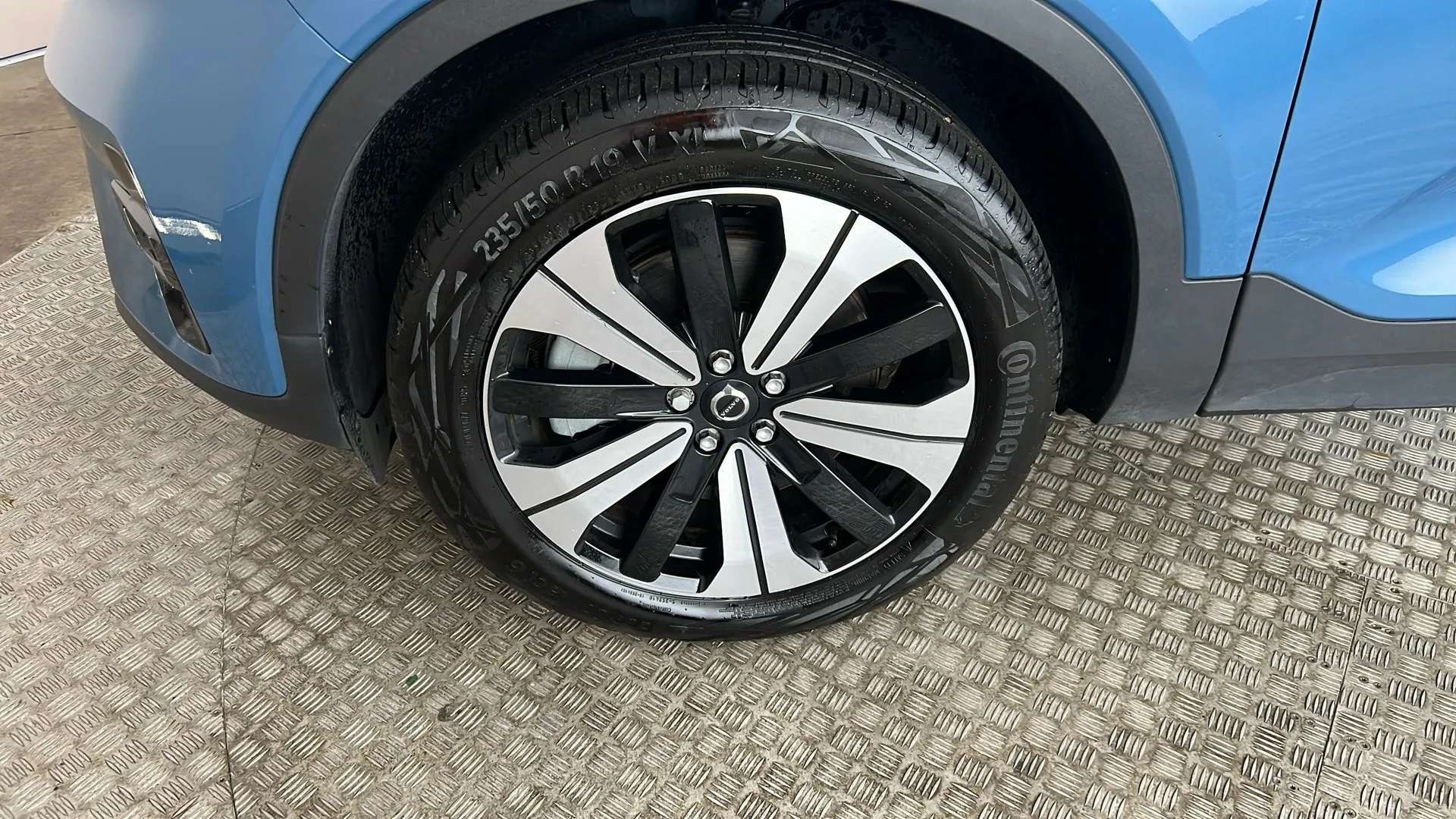 2023 VOLVO XC40 2023 VOLVO XC40