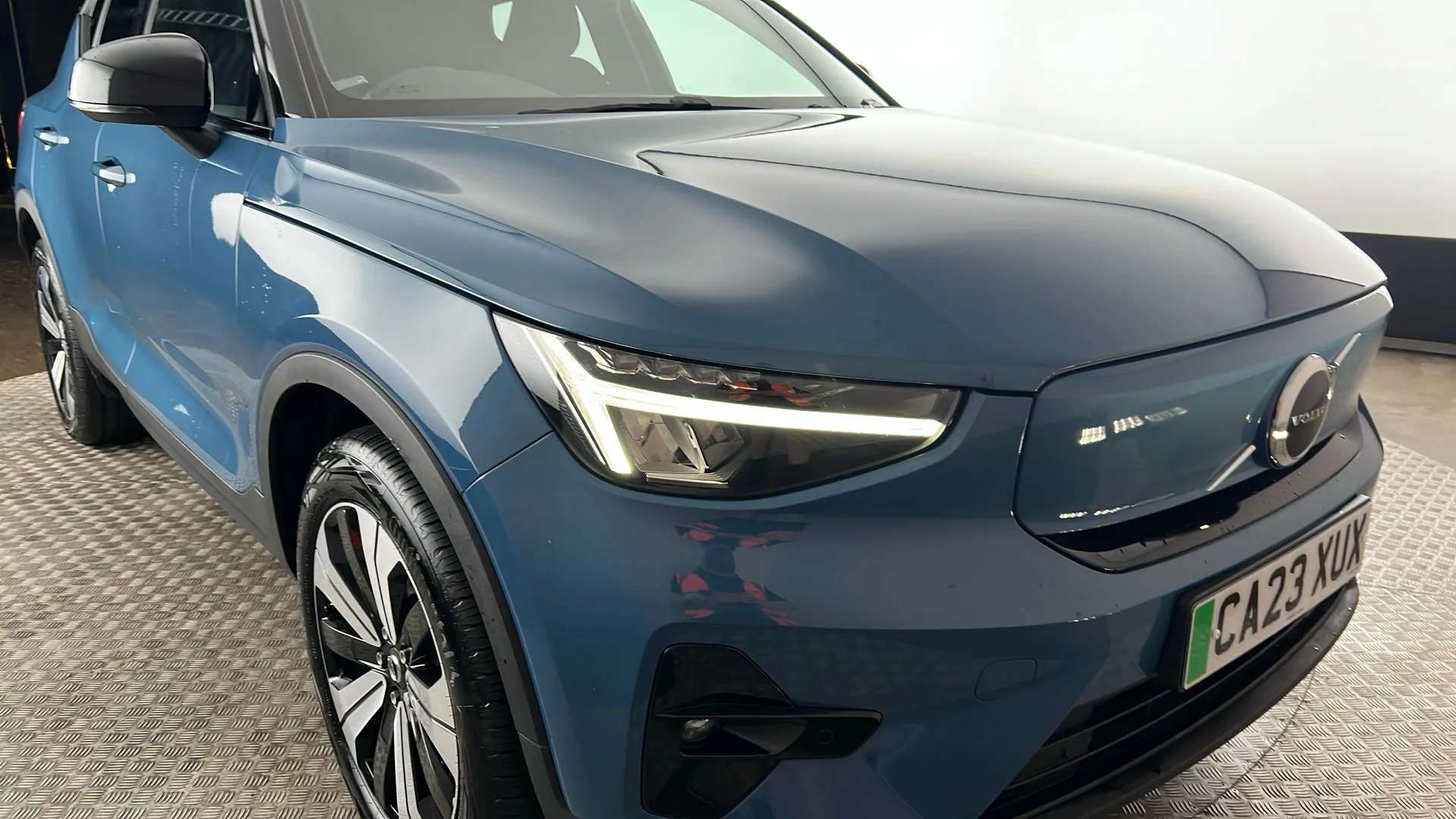 2023 VOLVO XC40 2023 VOLVO XC40