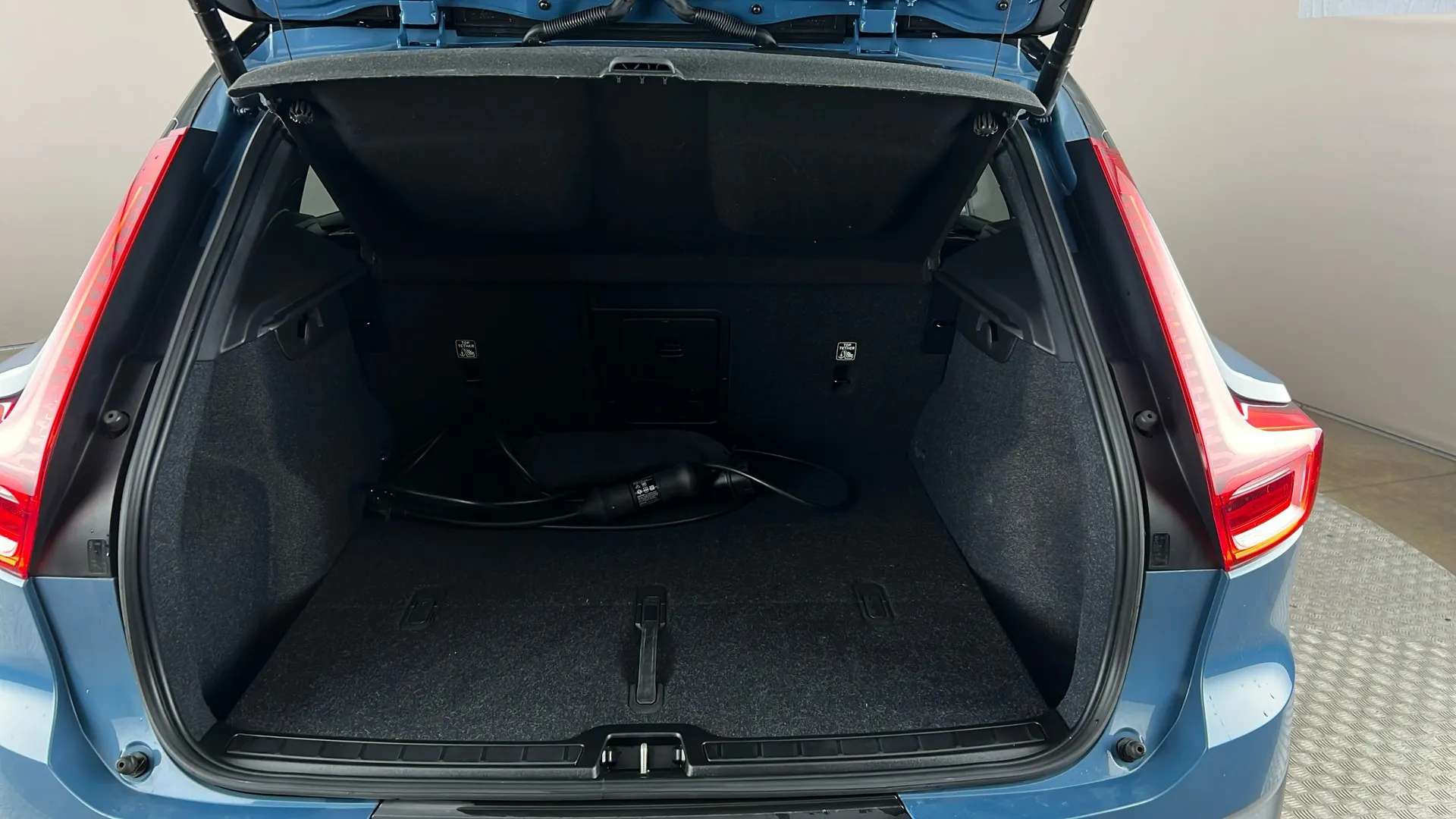 2023 VOLVO XC40 2023 VOLVO XC40