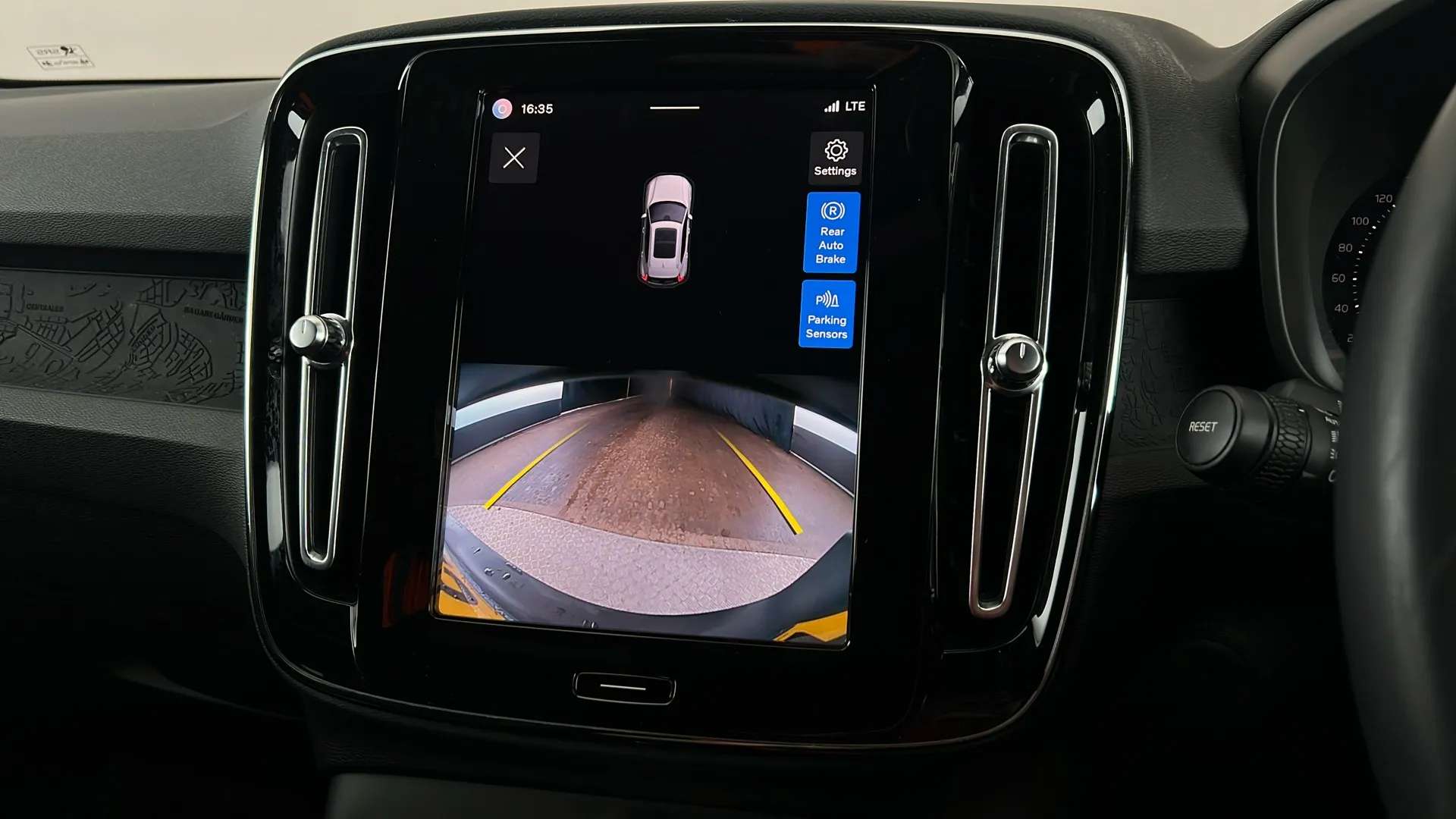 2023 VOLVO XC40 2023 VOLVO XC40