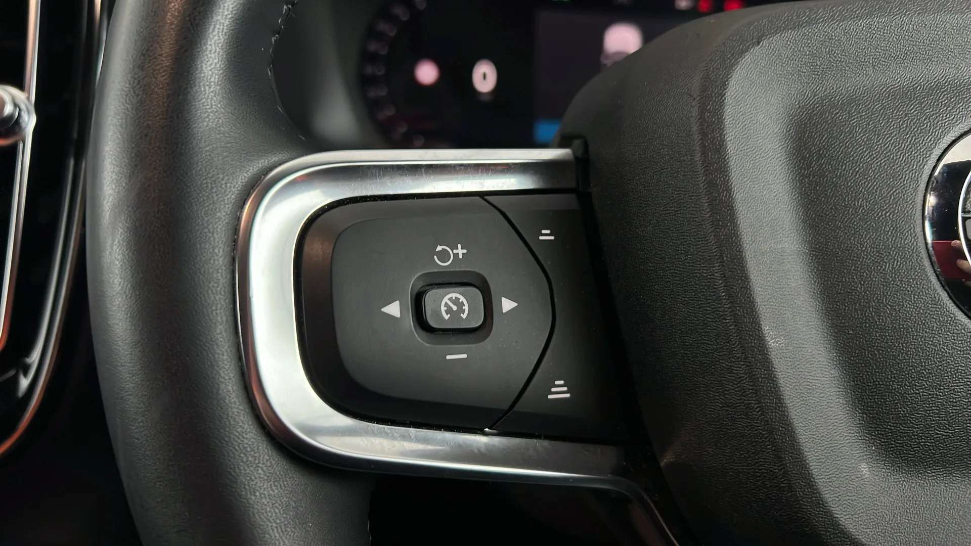 2023 VOLVO XC40 2023 VOLVO XC40