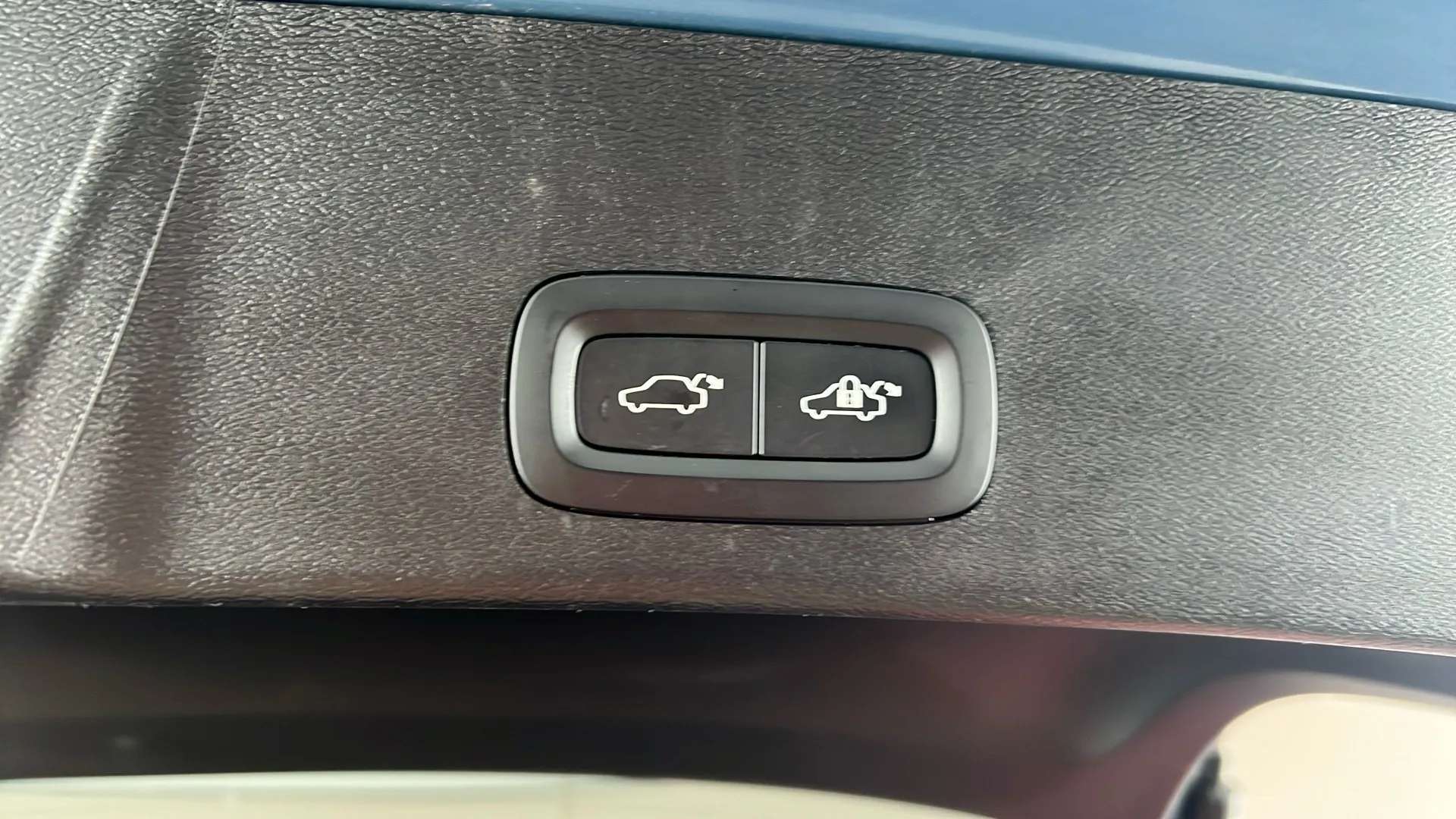 2023 VOLVO XC40 2023 VOLVO XC40