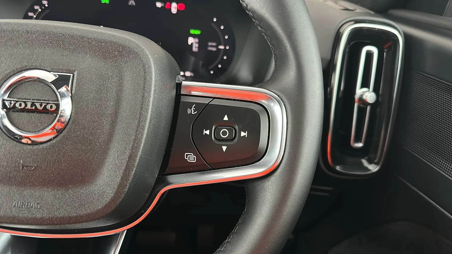 2023 VOLVO C40 2023 VOLVO C40