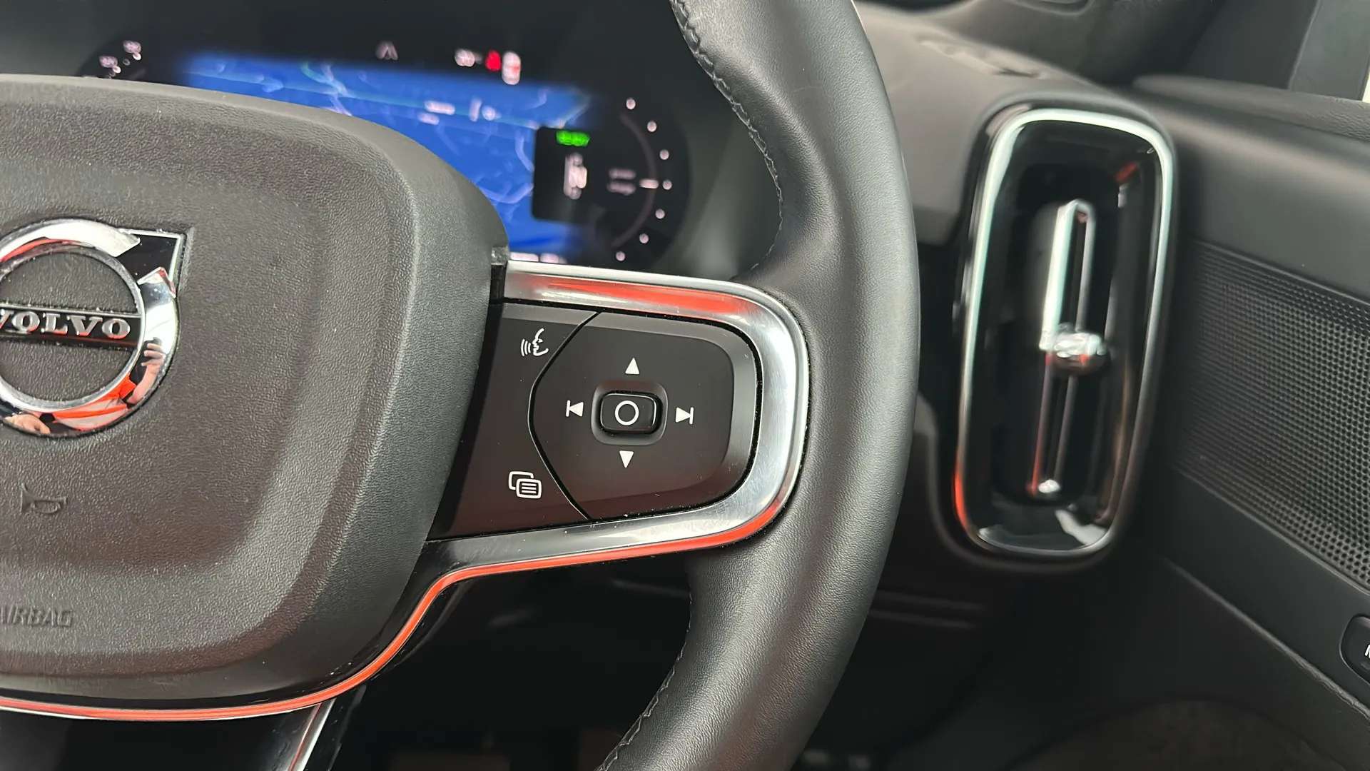 2023 VOLVO C40 2023 VOLVO C40