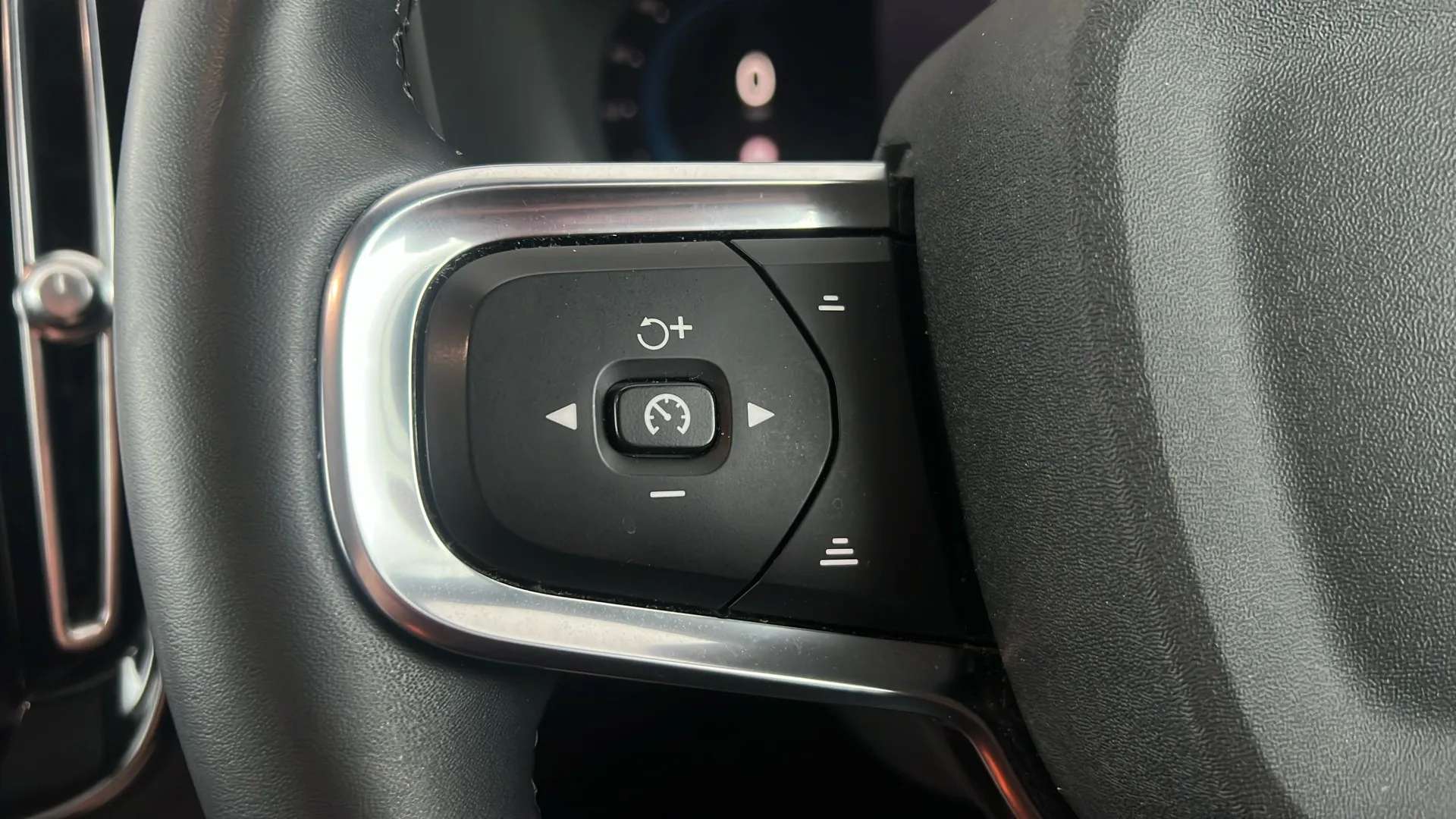 2023 VOLVO C40 2023 VOLVO C40