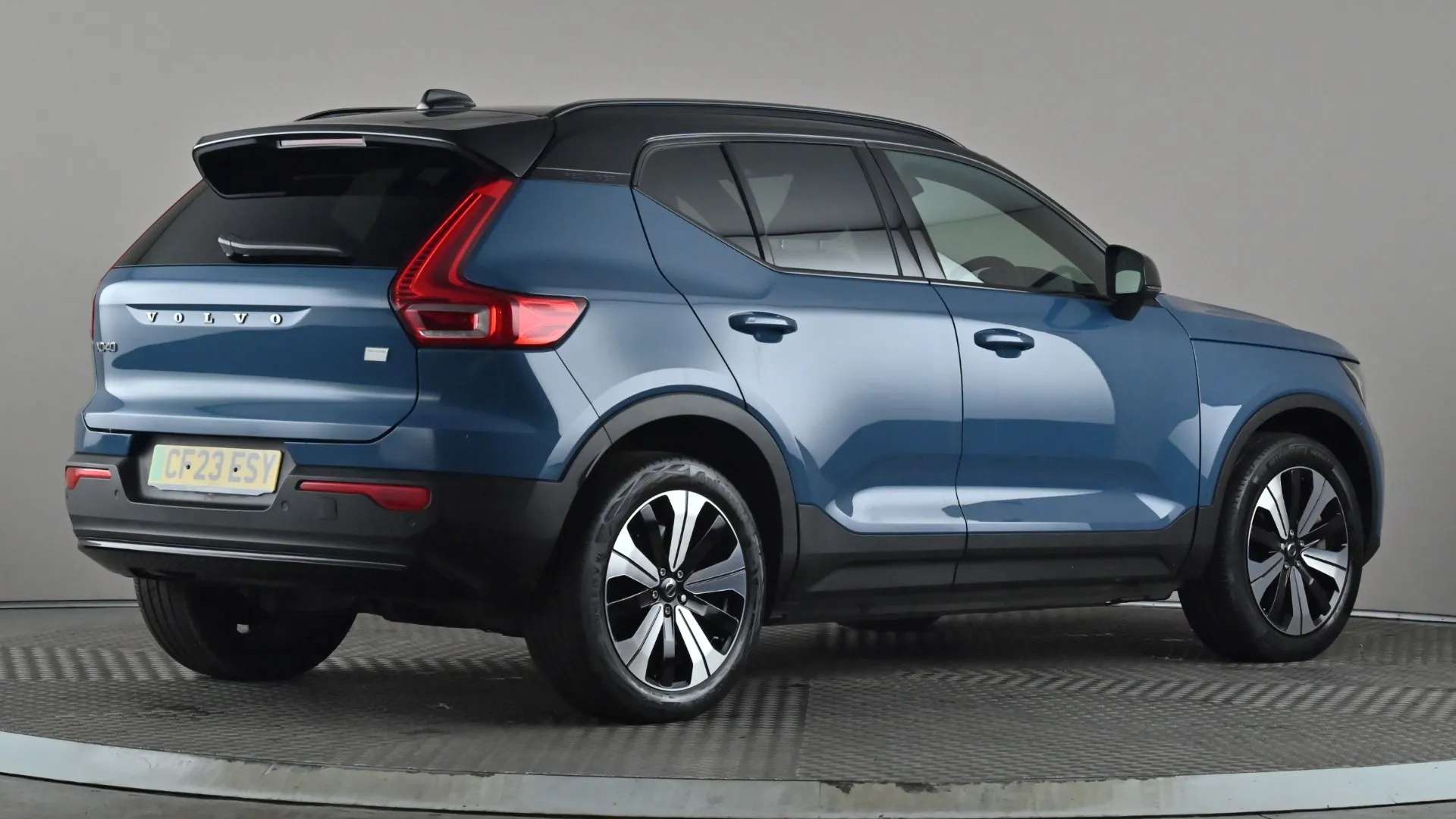 2023 VOLVO XC40 2023 VOLVO XC40