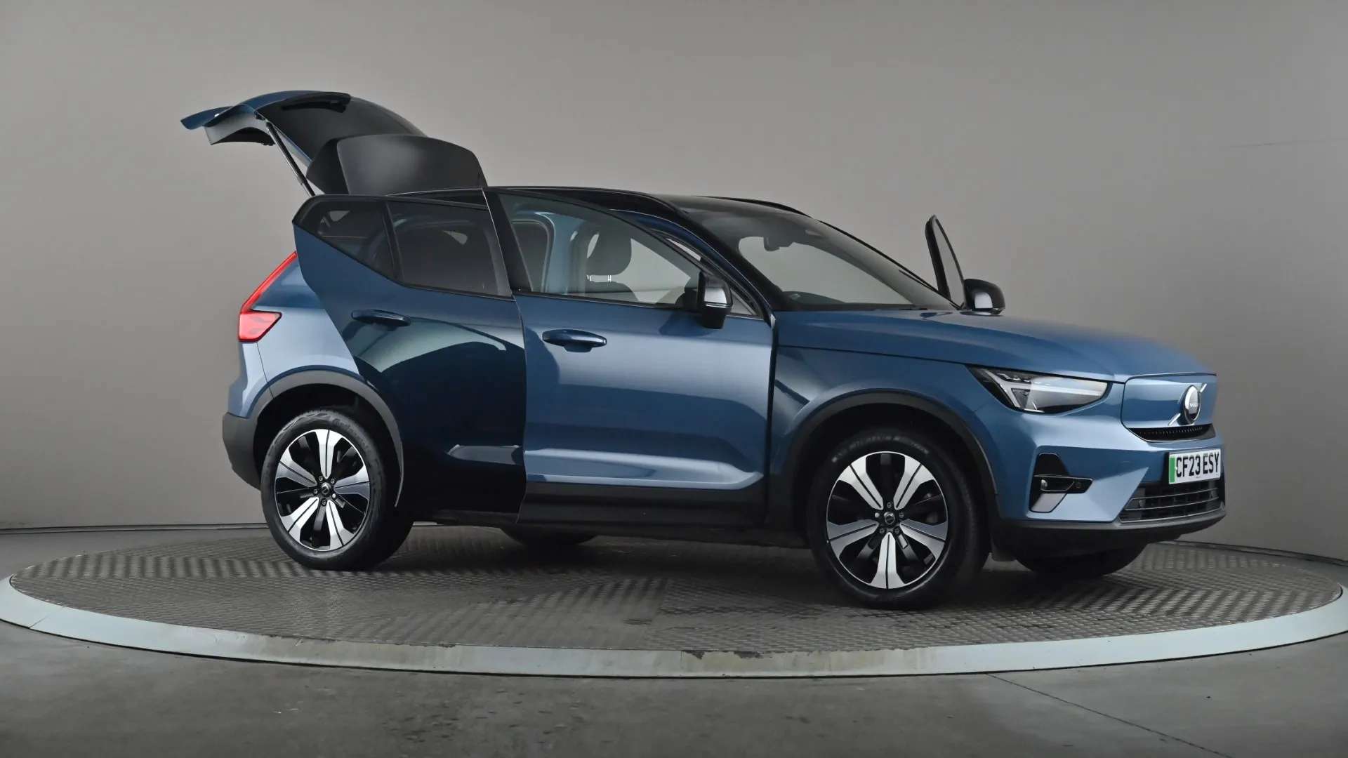 2023 VOLVO XC40 2023 VOLVO XC40