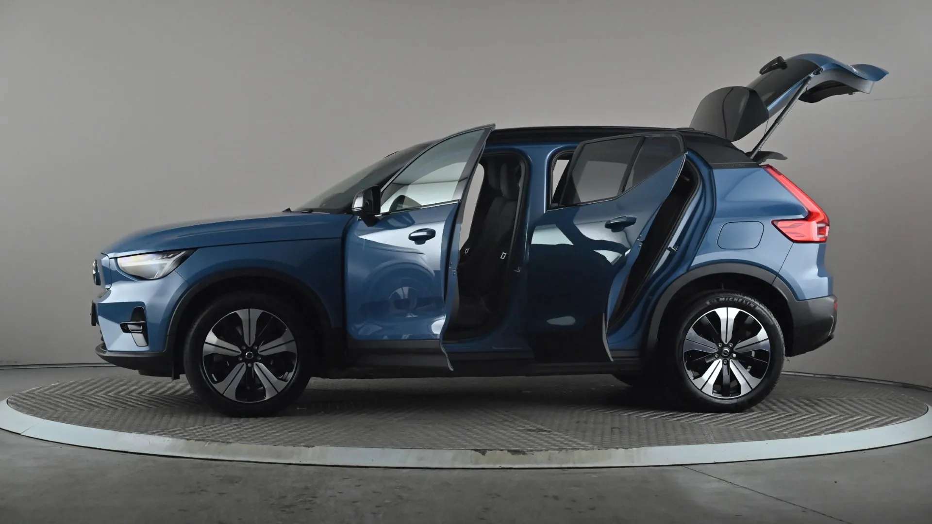 2023 VOLVO XC40 2023 VOLVO XC40