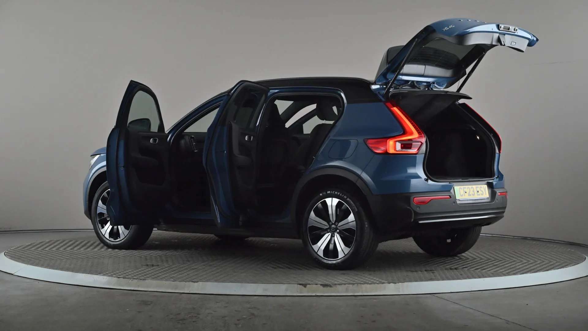 2023 VOLVO XC40 2023 VOLVO XC40