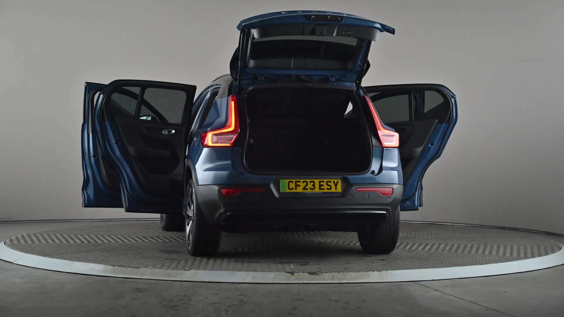2023 VOLVO XC40 2023 VOLVO XC40