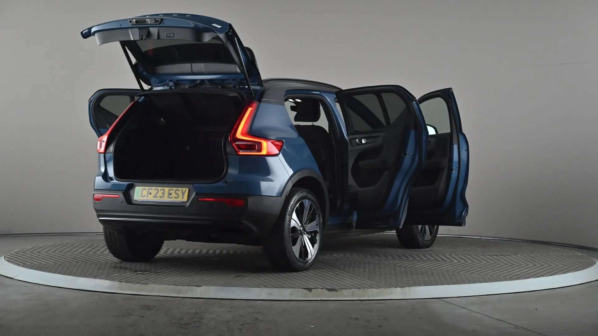 2023 VOLVO XC40 2023 VOLVO XC40