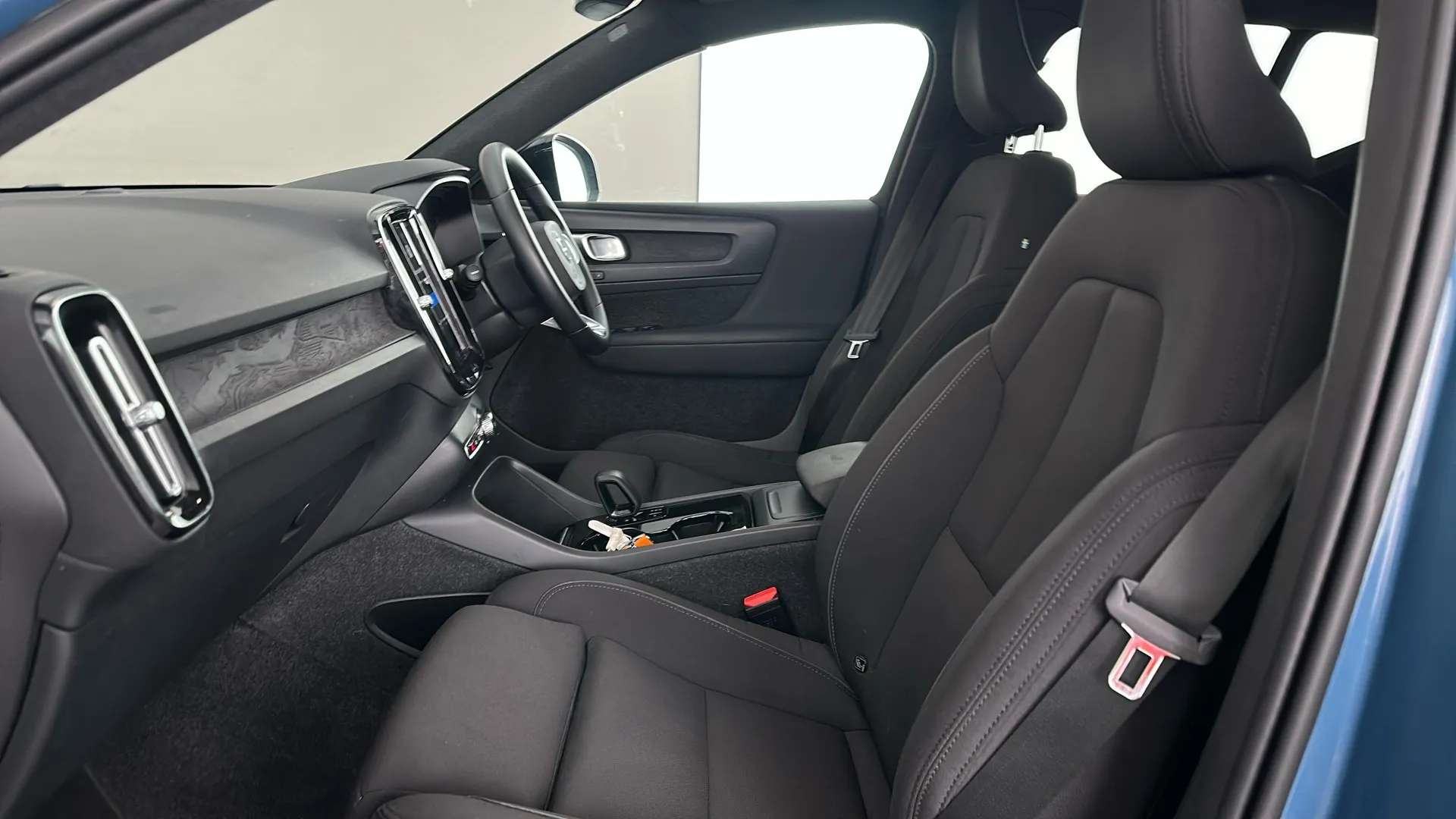 2023 VOLVO XC40 2023 VOLVO XC40