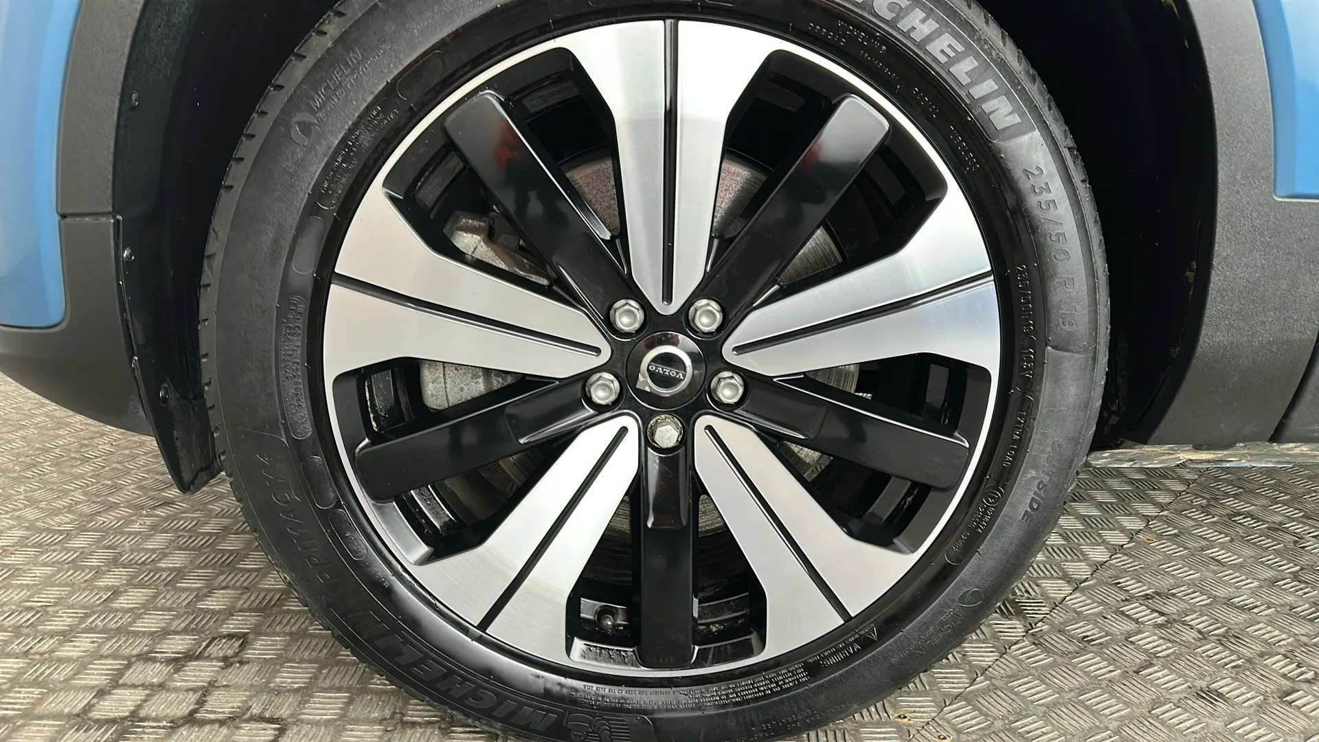 2023 VOLVO XC40 2023 VOLVO XC40