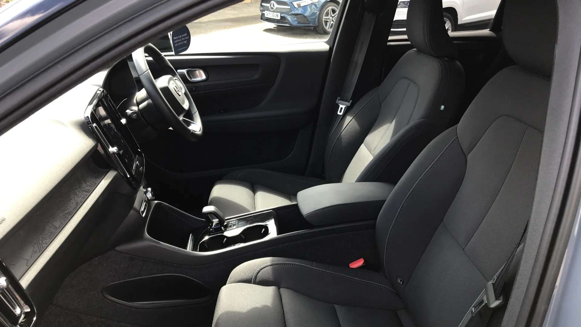 2023 VOLVO XC40 2023 VOLVO XC40