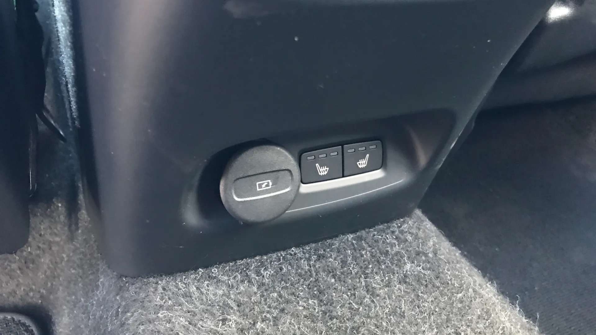 2023 VOLVO XC40 2023 VOLVO XC40