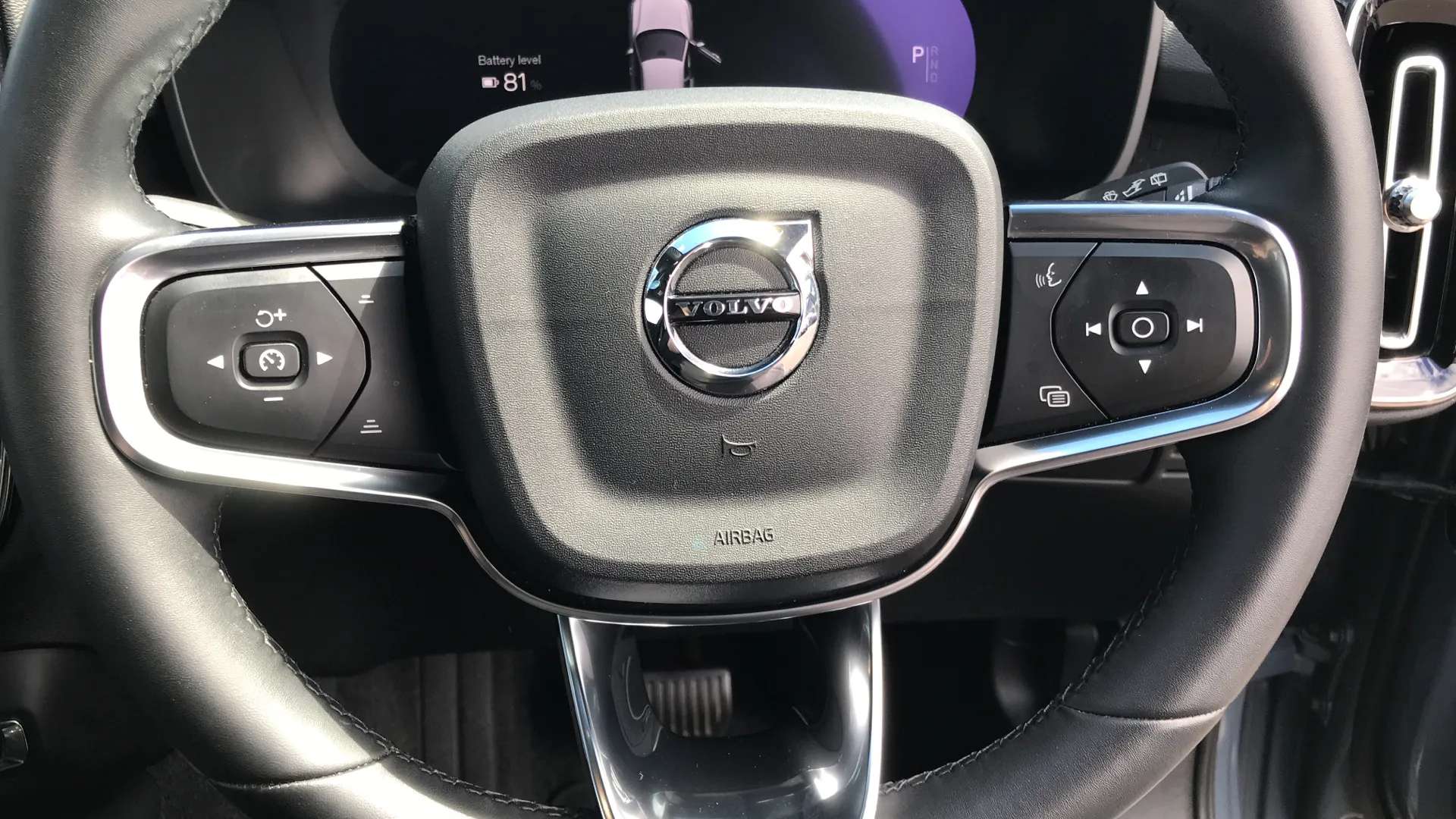 2023 VOLVO XC40 2023 VOLVO XC40