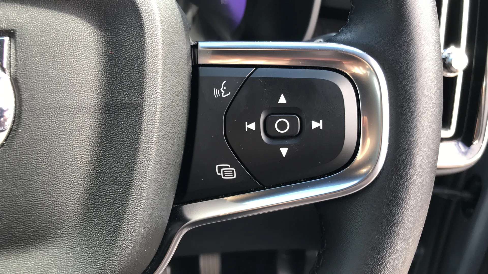 2023 VOLVO XC40 2023 VOLVO XC40