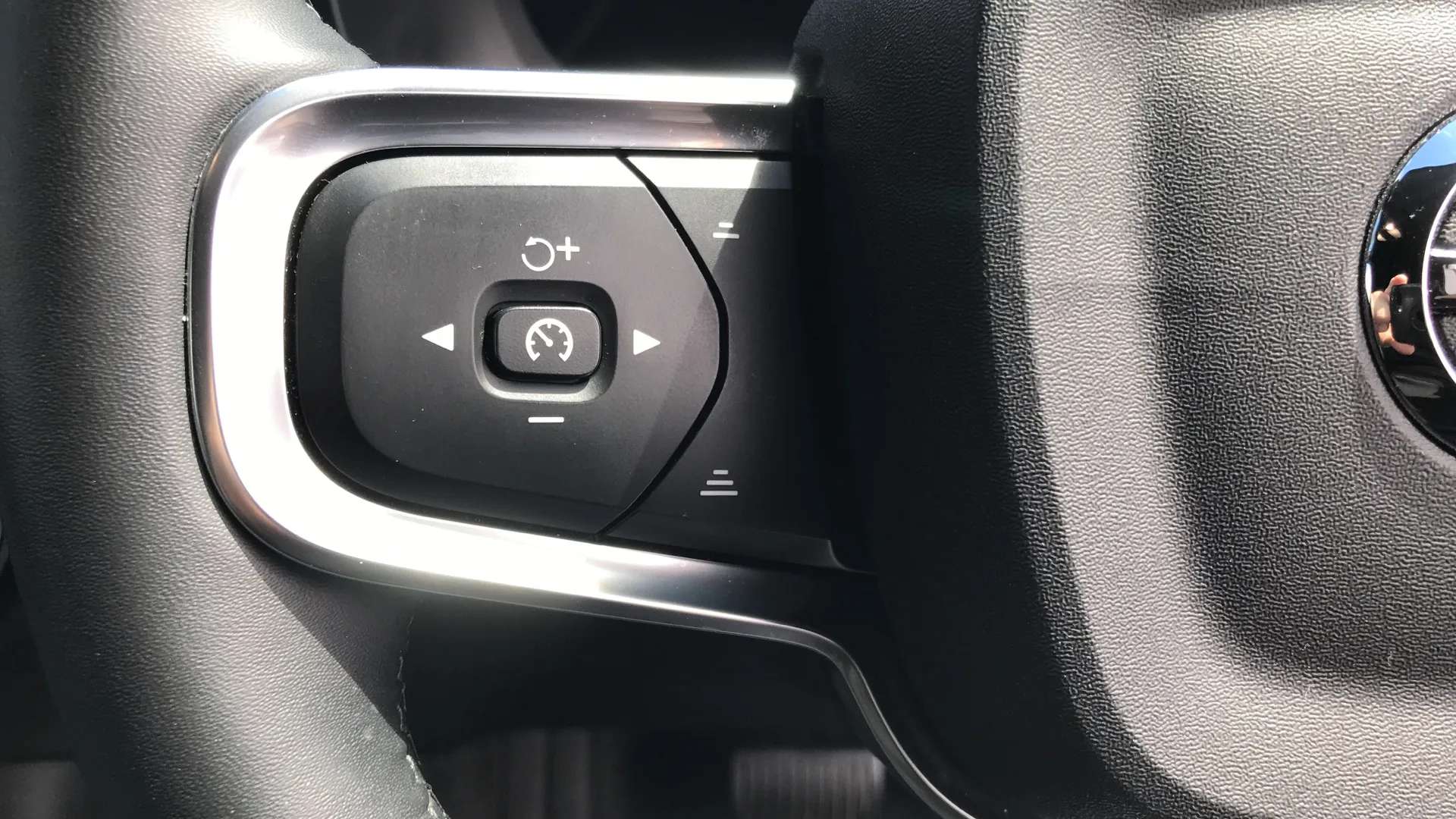 2023 VOLVO XC40 2023 VOLVO XC40