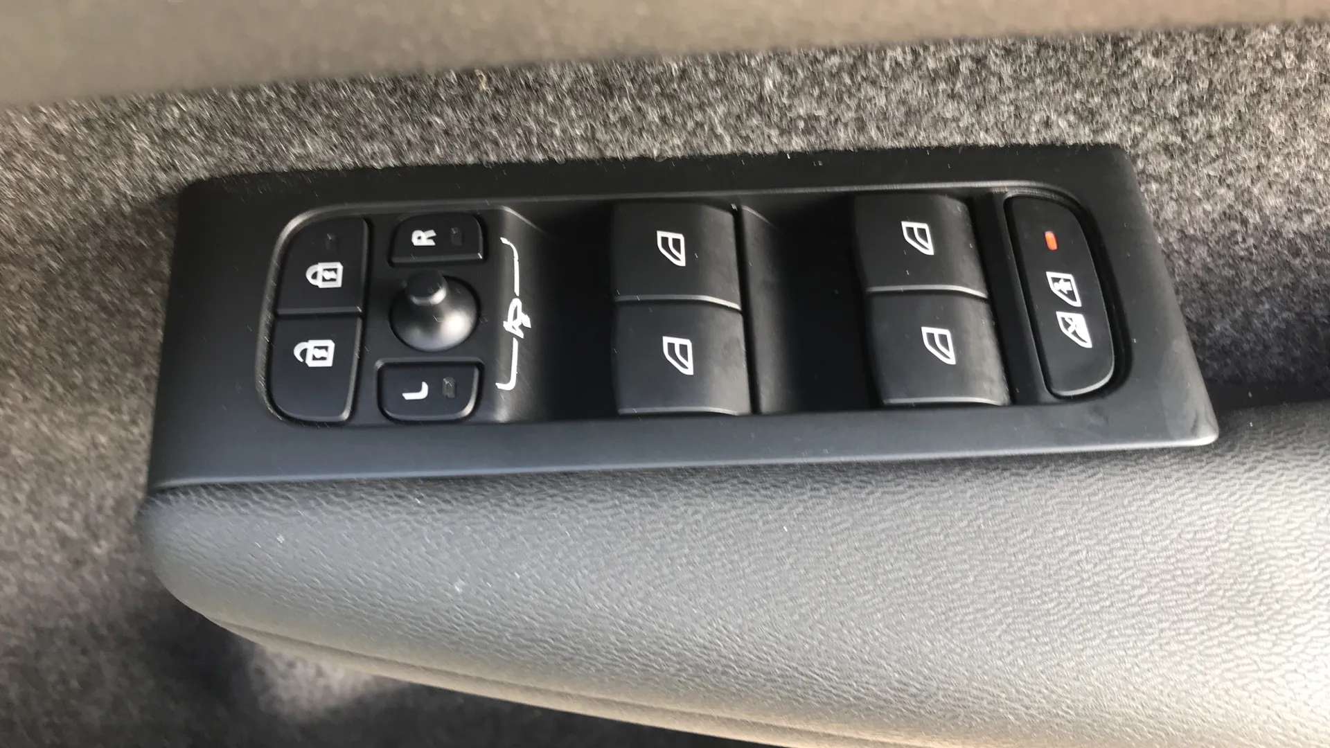 2023 VOLVO XC40 2023 VOLVO XC40