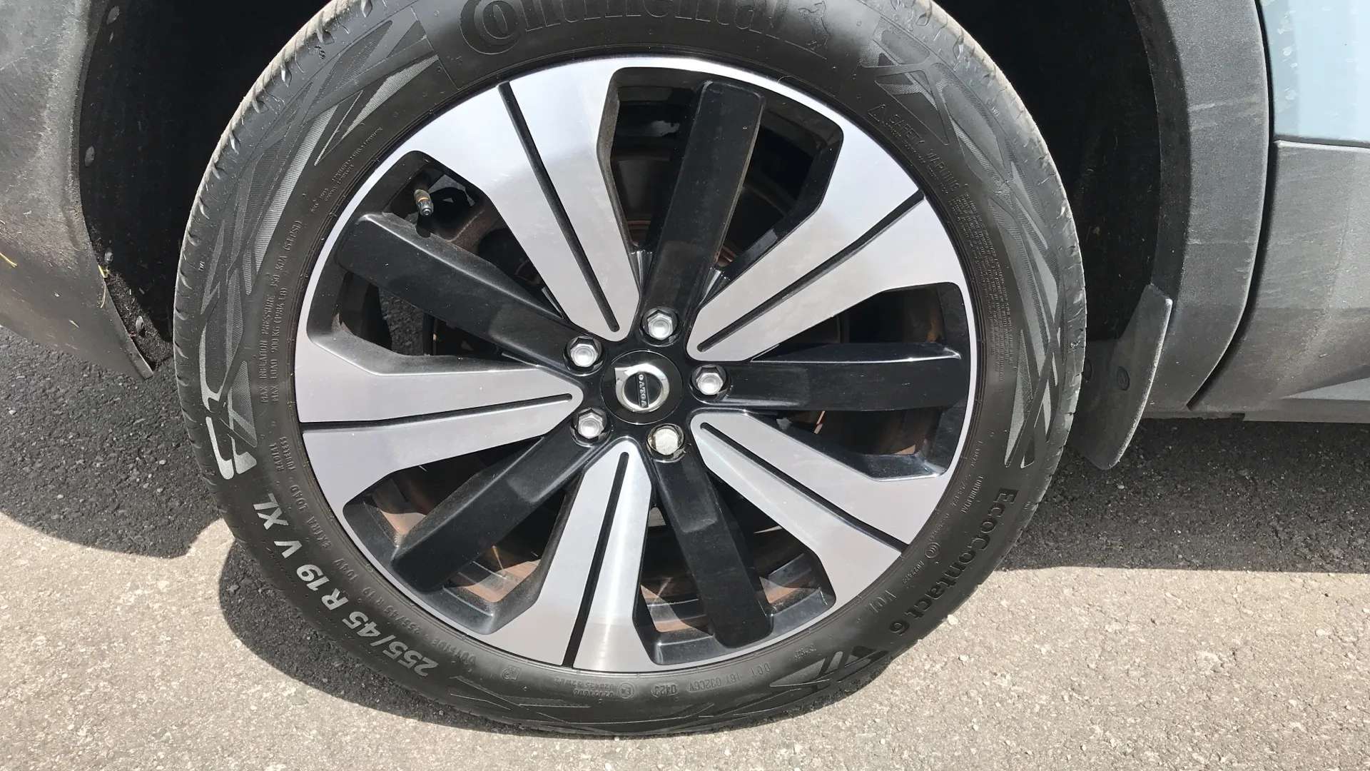 2023 VOLVO XC40 2023 VOLVO XC40