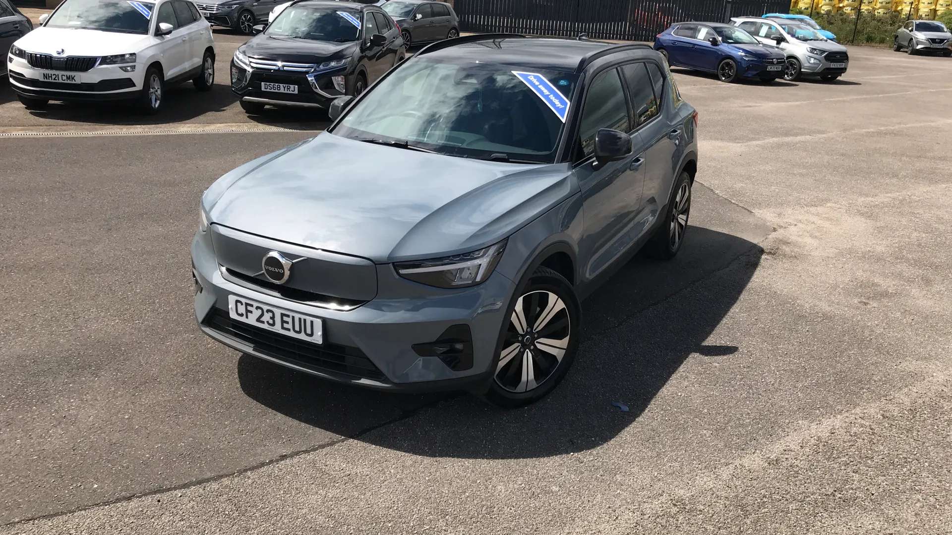2023 VOLVO XC40 2023 VOLVO XC40