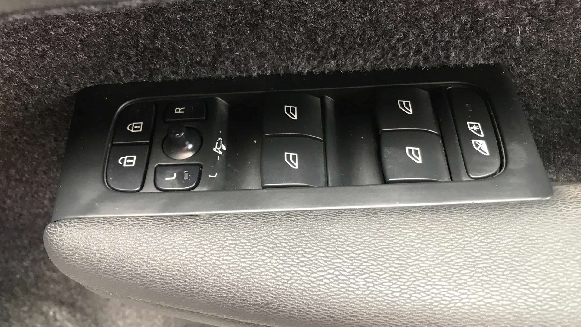 2023 VOLVO C40 2023 VOLVO C40