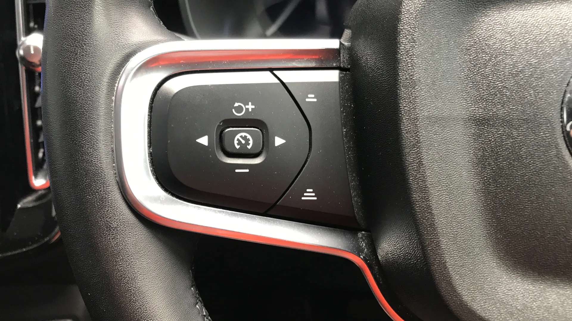 2023 VOLVO C40 2023 VOLVO C40