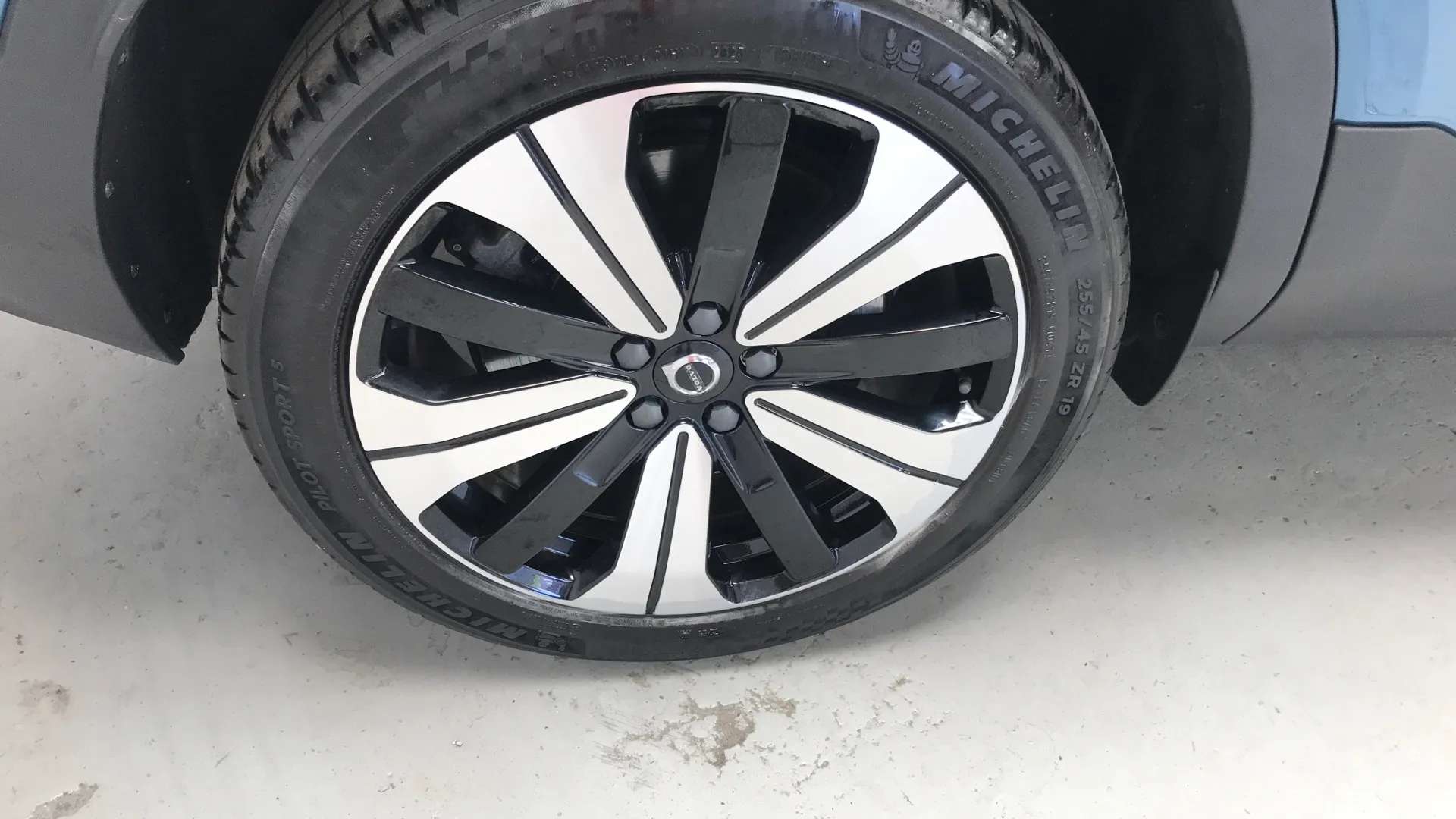 2023 VOLVO C40 2023 VOLVO C40