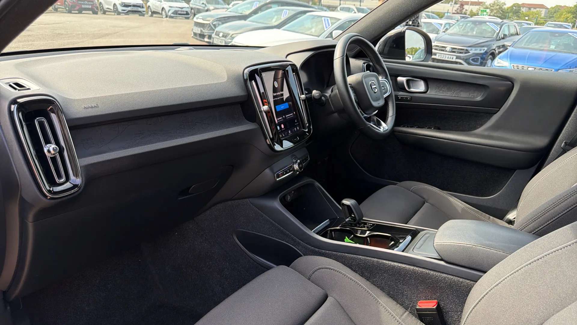 2023 VOLVO XC40 2023 VOLVO XC40